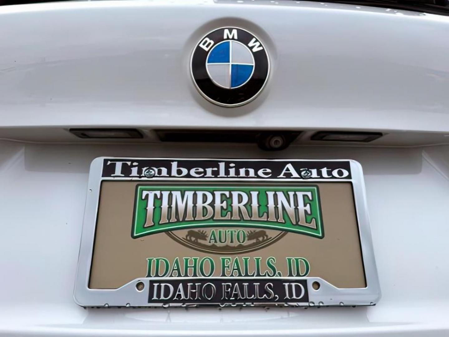 2016 WHITE /Black BMW X1 (WBXHT3C37G5) with an 2L I-4 gasoline direct injection engine, Automatic transmission, located at 1175 N Woodruff Ave, Idaho Falls, ID, 83401, 43.506901, -111.999657 - Photo#4