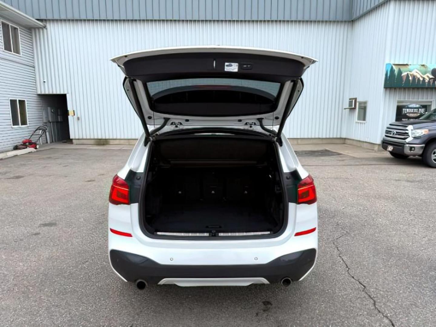 2016 WHITE /Black BMW X1 (WBXHT3C37G5) with an 2L I-4 gasoline direct injection engine, Automatic transmission, located at 1175 N Woodruff Ave, Idaho Falls, ID, 83401, 43.506901, -111.999657 - Photo#5