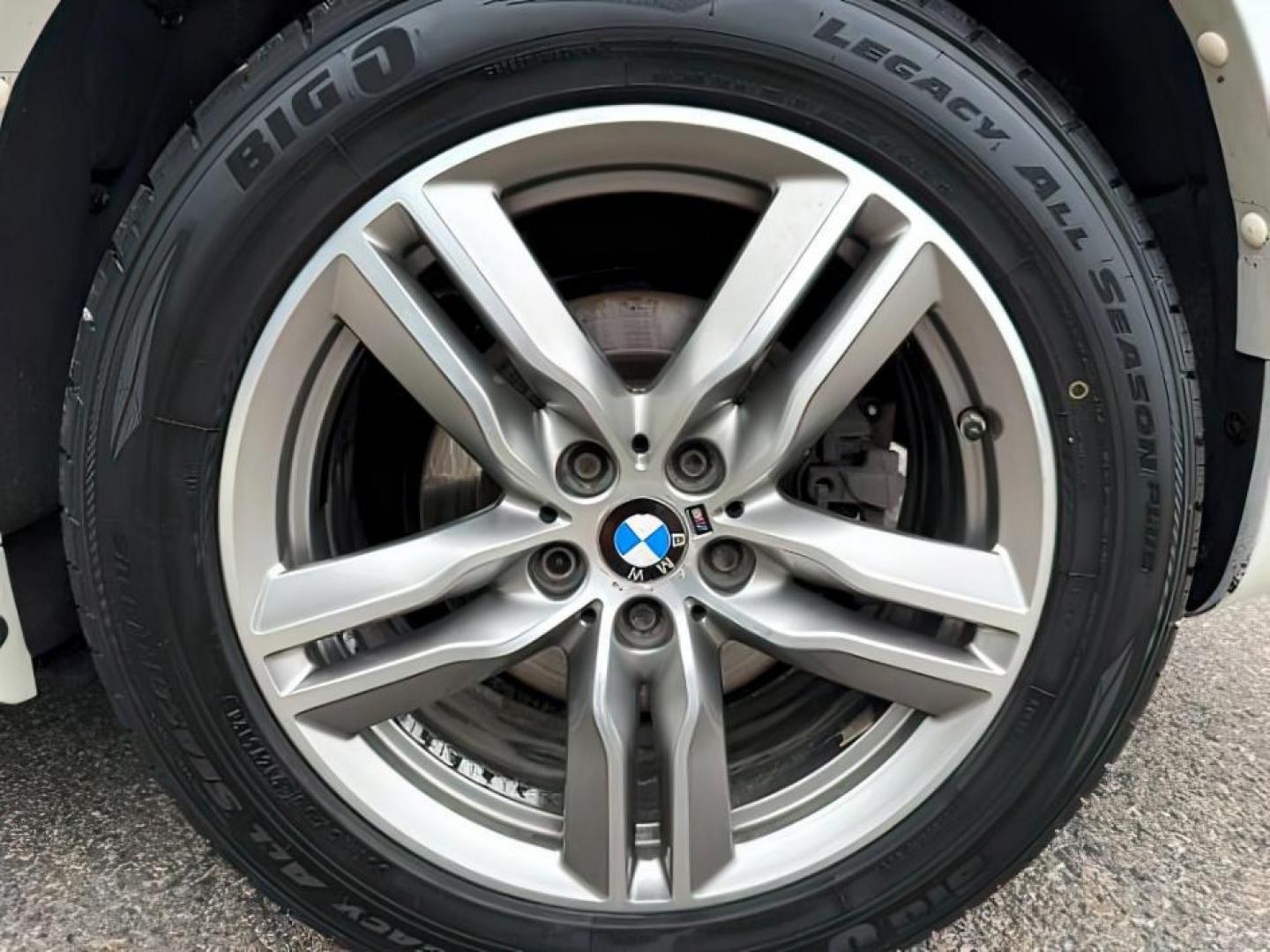 2016 WHITE /Black BMW X1 (WBXHT3C37G5) with an 2L I-4 gasoline direct injection engine, Automatic transmission, located at 1175 N Woodruff Ave, Idaho Falls, ID, 83401, 43.506901, -111.999657 - Photo#14