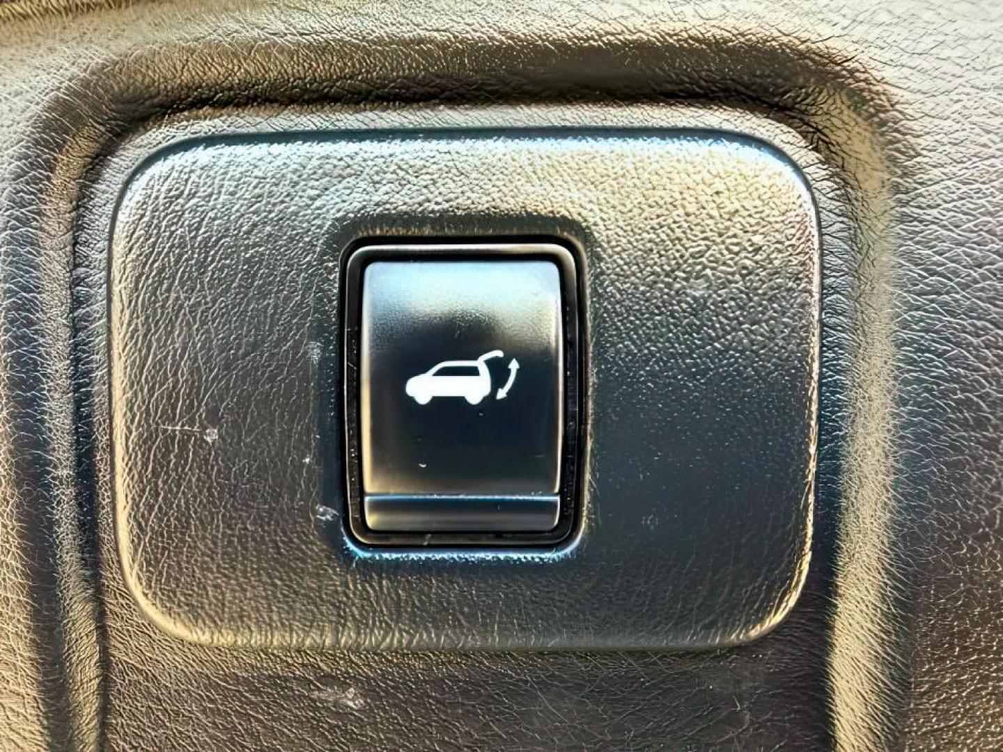 2018 GRAY /Graphite Nissan Murano (5N1AZ2MH0JN) with an 35L V-6 DOHC engine, Automatic transmission, located at 1175 N Woodruff Ave, Idaho Falls, ID, 83401, 43.506901, -111.999657 - At Timberline Auto, finding a great deal on your next vehicle is always easy! Our experienced sales staff's goal is to help find you the right vehicle at the right price! Our knowledgeable finance department has options for almost any credit score. We offer extended service contract options to prote - Photo#6