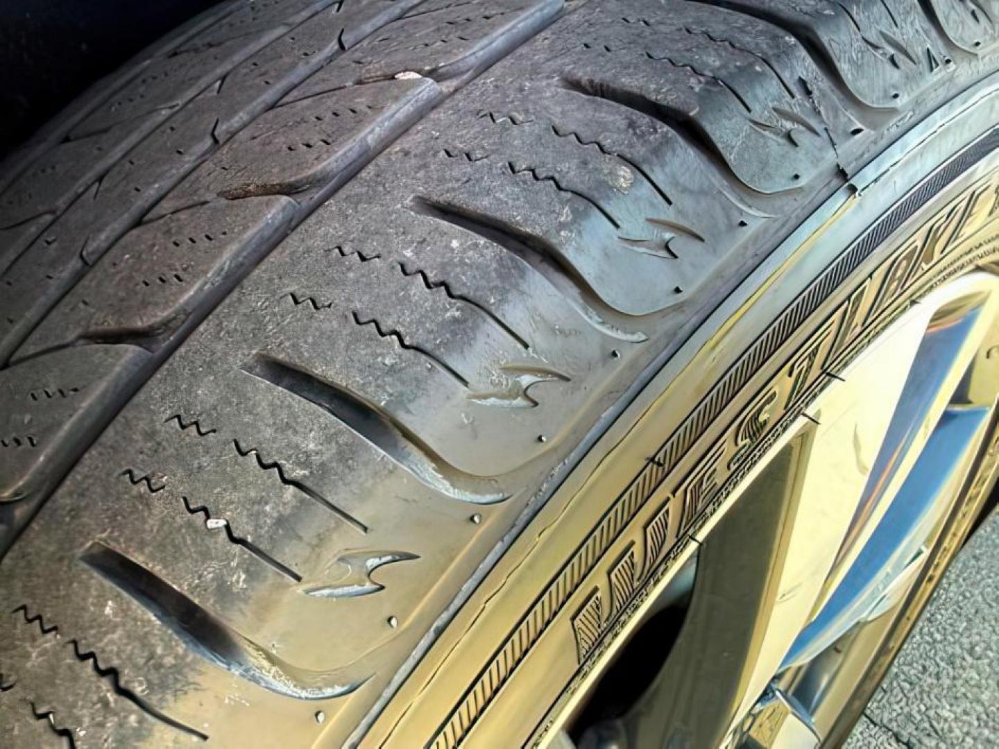 2018 GRAY /Graphite Nissan Murano (5N1AZ2MH0JN) with an 35L V-6 DOHC engine, Automatic transmission, located at 1175 N Woodruff Ave, Idaho Falls, ID, 83401, 43.506901, -111.999657 - At Timberline Auto, finding a great deal on your next vehicle is always easy! Our experienced sales staff's goal is to help find you the right vehicle at the right price! Our knowledgeable finance department has options for almost any credit score. We offer extended service contract options to prote - Photo#12