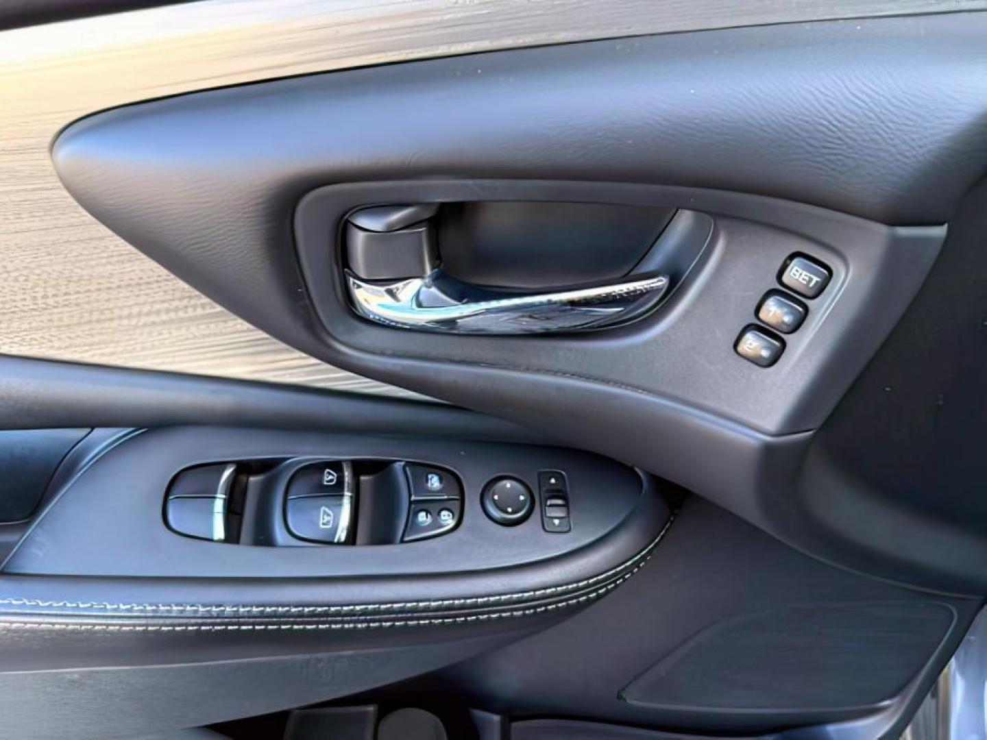 2018 GRAY /Graphite Nissan Murano (5N1AZ2MH0JN) with an 35L V-6 DOHC engine, Automatic transmission, located at 1175 N Woodruff Ave, Idaho Falls, ID, 83401, 43.506901, -111.999657 - At Timberline Auto, finding a great deal on your next vehicle is always easy! Our experienced sales staff's goal is to help find you the right vehicle at the right price! Our knowledgeable finance department has options for almost any credit score. We offer extended service contract options to prote - Photo#24