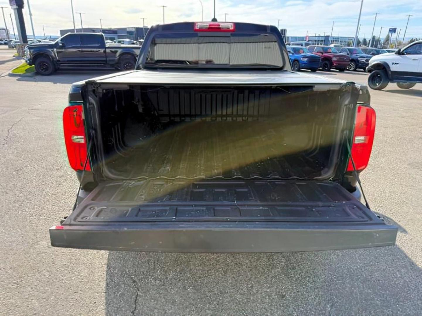 2021 BLACK /LEATHER Chevrolet Colorado (1GCGTEENXM1) with an 36L V-6 gasoline direct injection engine, Automatic transmission, located at 1175 N Woodruff Ave, Idaho Falls, ID, 83401, 43.506901, -111.999657 - At Timberline Auto, finding a great deal on your next vehicle is always easy! Our experienced sales staff's goal is to help find you the right vehicle at the right price! Our knowledgeable finance department has options for almost any credit score. We offer extended service contract options to prote - Photo#5