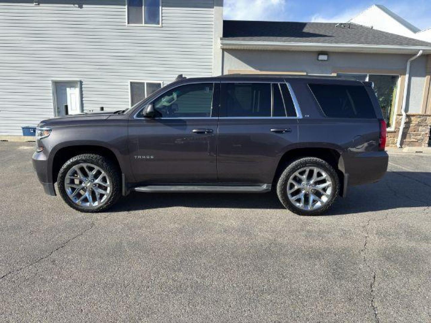 2018 GRAY /Jet Black Chevrolet Tahoe (1GNSKBKCXJR) with an EcoTec3 53L V-8 gasoline direct injection engine, Automatic transmission, located at 1175 N Woodruff Ave, Idaho Falls, ID, 83401, 43.506901, -111.999657 - Photo#30