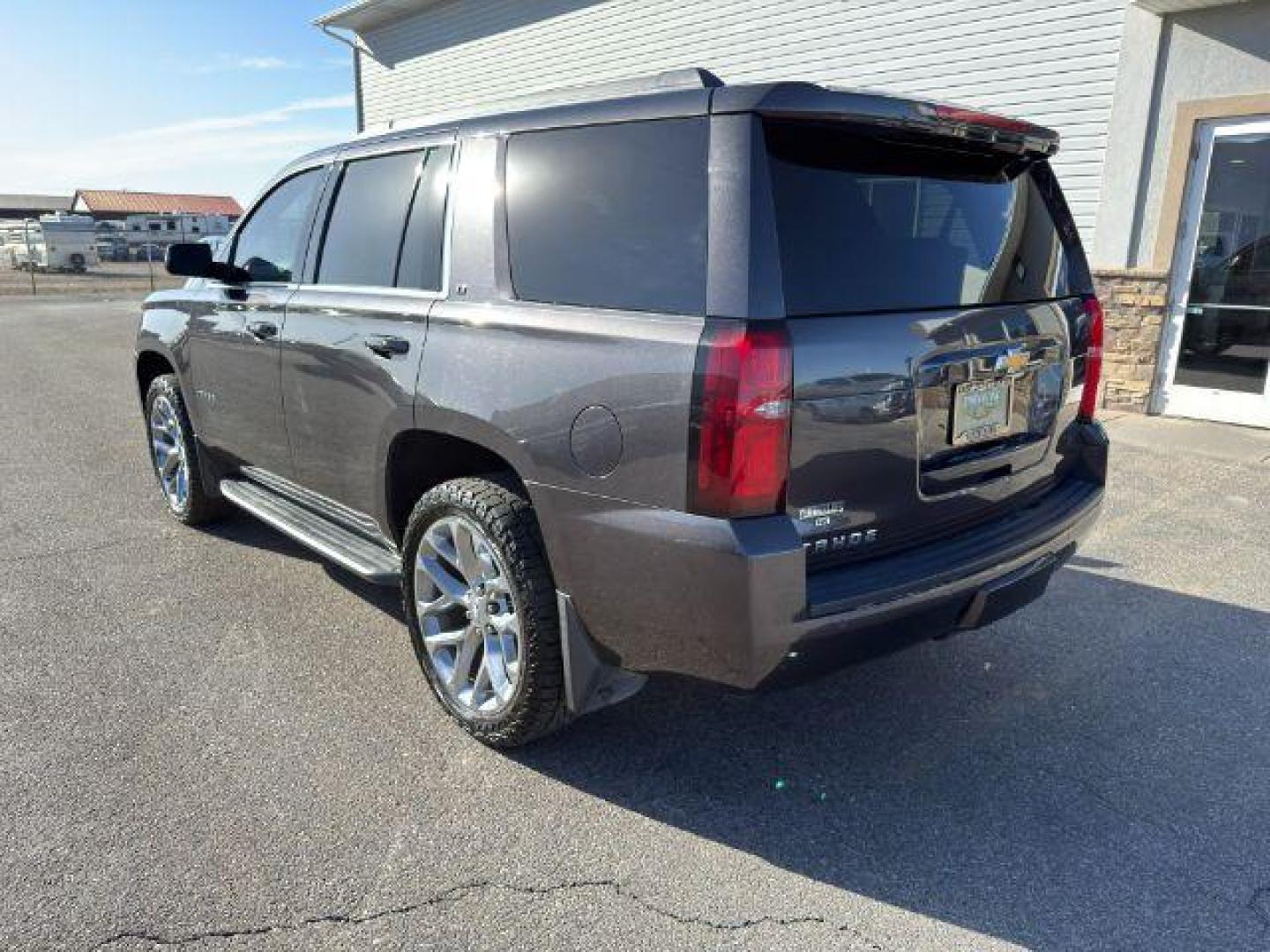 2018 GRAY /Jet Black Chevrolet Tahoe (1GNSKBKCXJR) with an EcoTec3 53L V-8 gasoline direct injection engine, Automatic transmission, located at 1175 N Woodruff Ave, Idaho Falls, ID, 83401, 43.506901, -111.999657 - Photo#31