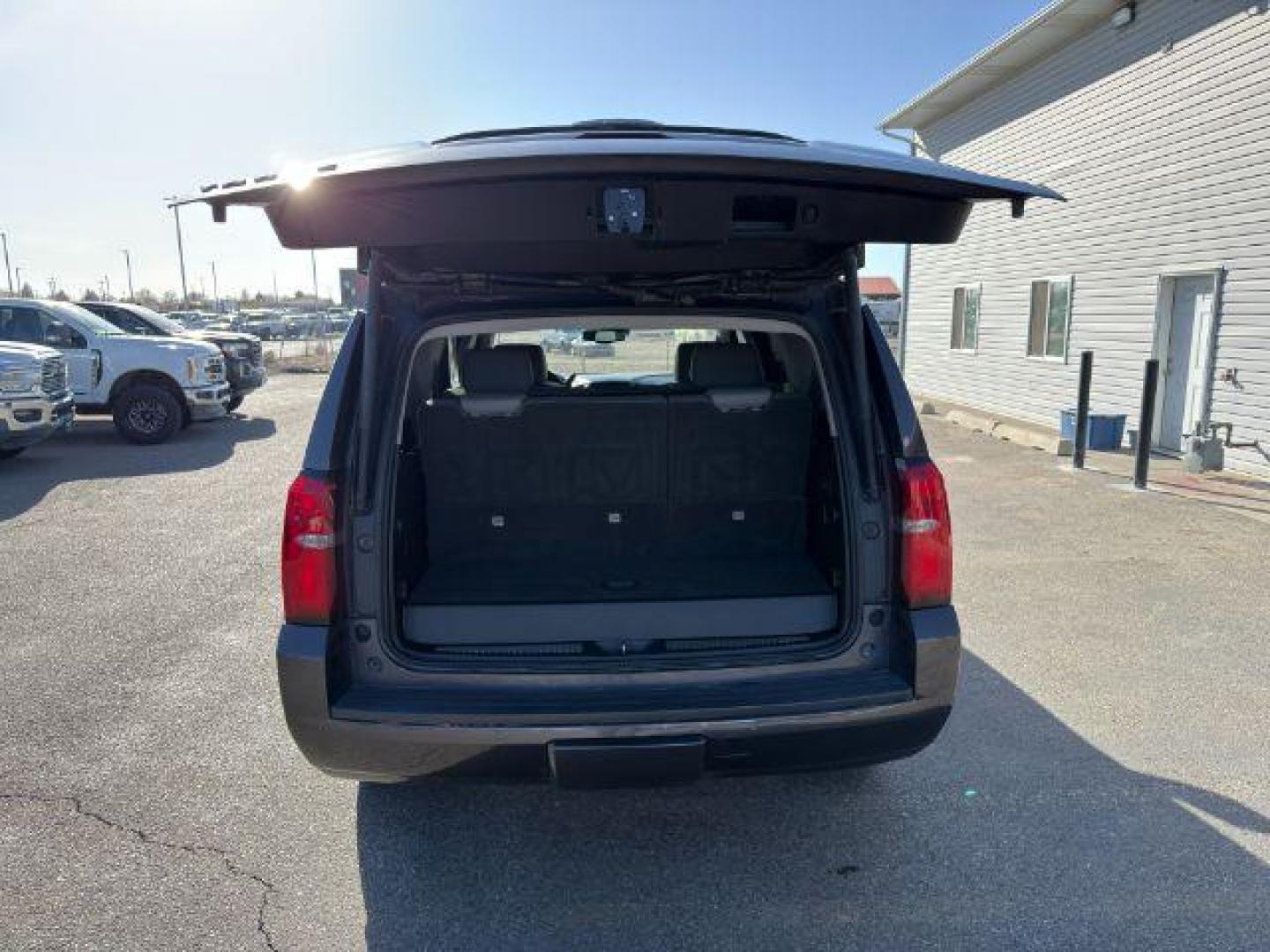 2018 GRAY /Jet Black Chevrolet Tahoe (1GNSKBKCXJR) with an EcoTec3 53L V-8 gasoline direct injection engine, Automatic transmission, located at 1175 N Woodruff Ave, Idaho Falls, ID, 83401, 43.506901, -111.999657 - Photo#34