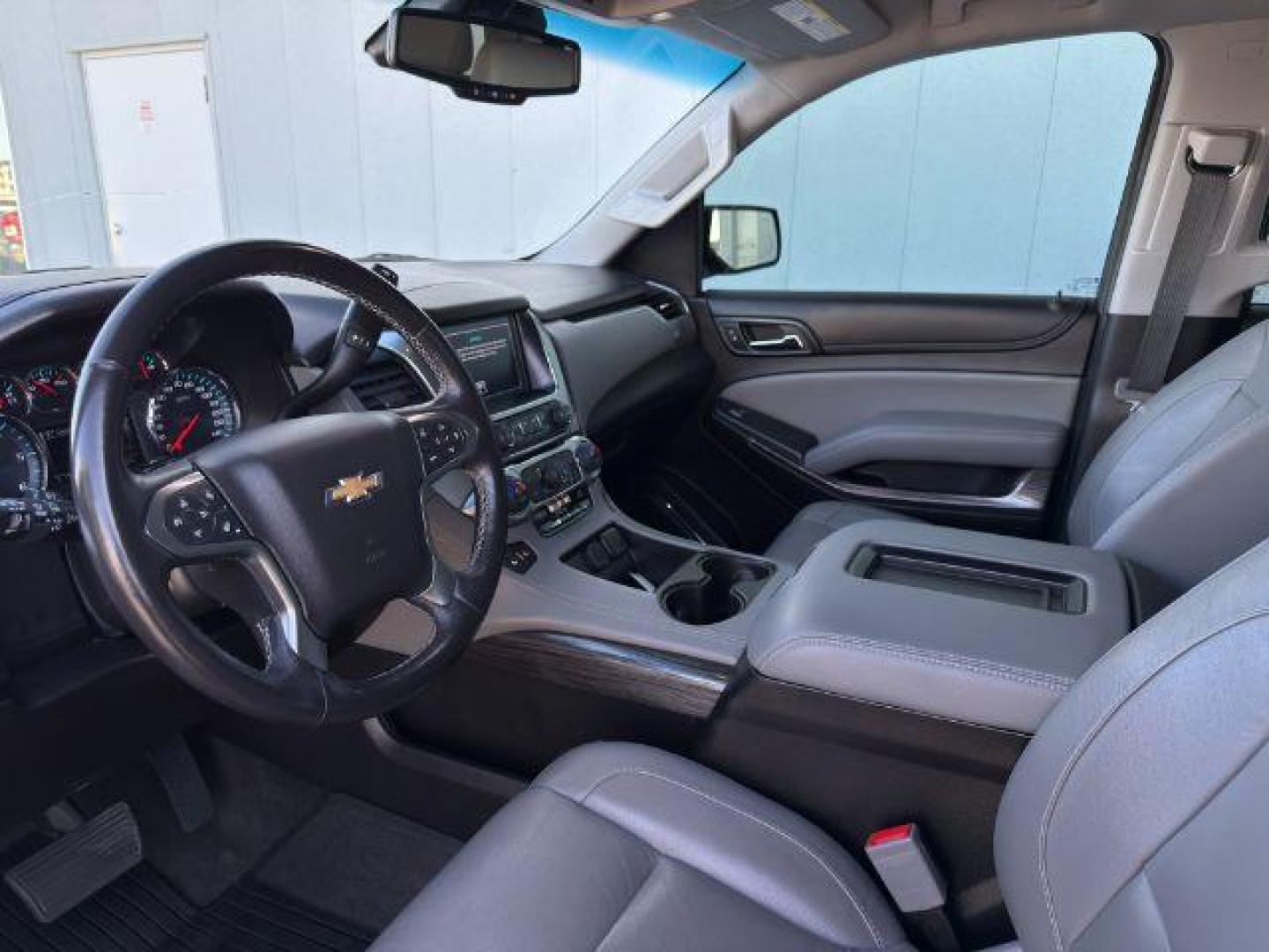2018 GRAY /Jet Black Chevrolet Tahoe (1GNSKBKCXJR) with an EcoTec3 53L V-8 gasoline direct injection engine, Automatic transmission, located at 1175 N Woodruff Ave, Idaho Falls, ID, 83401, 43.506901, -111.999657 - Photo#45