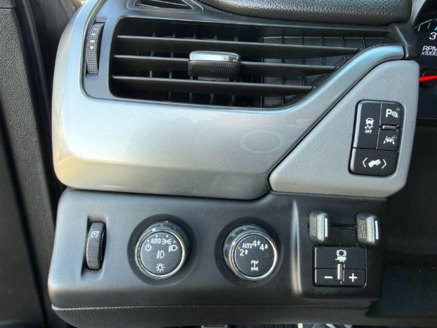 2018 GRAY /Jet Black Chevrolet Tahoe (1GNSKBKCXJR) with an EcoTec3 53L V-8 gasoline direct injection engine, Automatic transmission, located at 1175 N Woodruff Ave, Idaho Falls, ID, 83401, 43.506901, -111.999657 - Photo#51