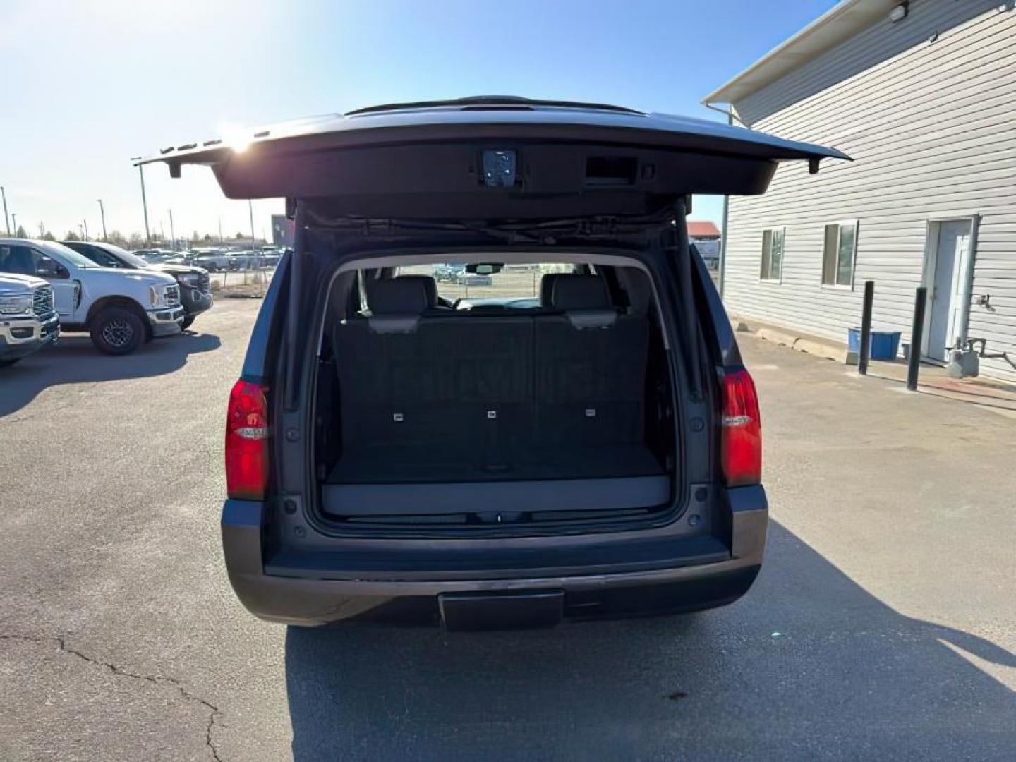 2018 GRAY /Jet Black Chevrolet Tahoe (1GNSKBKCXJR) with an EcoTec3 53L V-8 gasoline direct injection engine, Automatic transmission, located at 1175 N Woodruff Ave, Idaho Falls, ID, 83401, 43.506901, -111.999657 - Photo#5