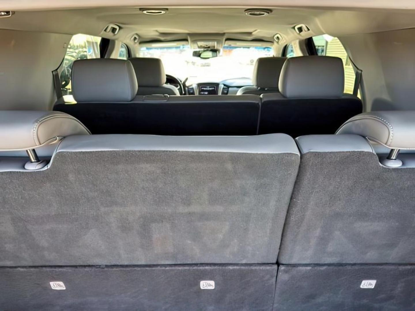 2018 GRAY /Jet Black Chevrolet Tahoe (1GNSKBKCXJR) with an EcoTec3 53L V-8 gasoline direct injection engine, Automatic transmission, located at 1175 N Woodruff Ave, Idaho Falls, ID, 83401, 43.506901, -111.999657 - Photo#7