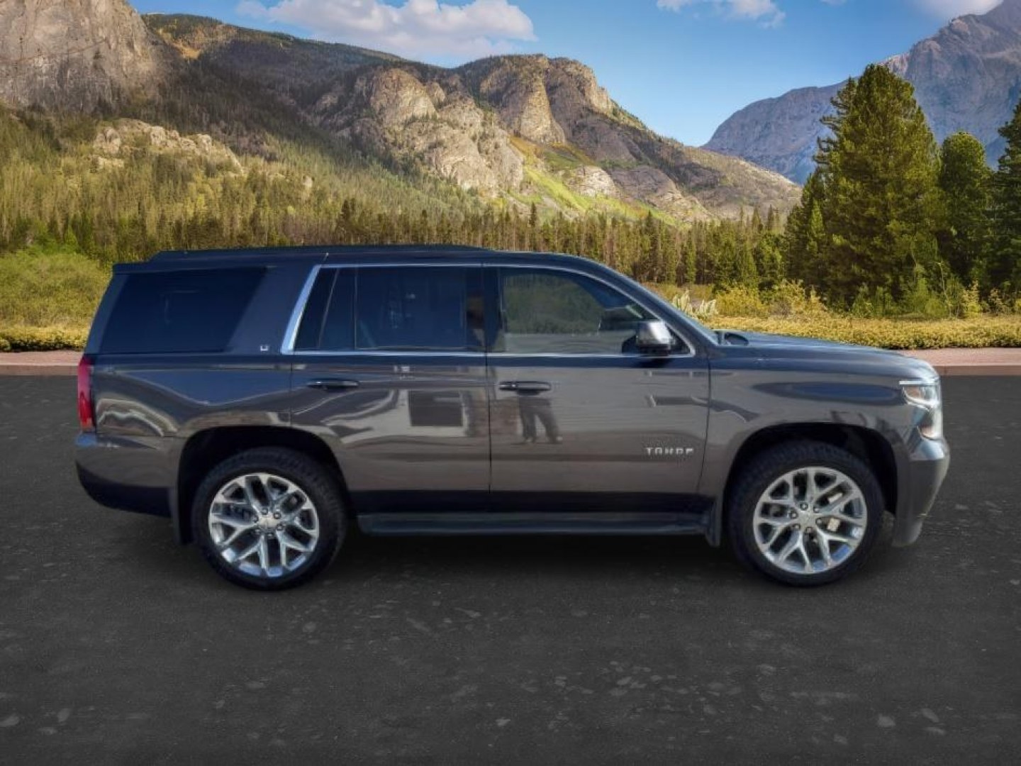 2018 GRAY /Jet Black Chevrolet Tahoe (1GNSKBKCXJR) with an EcoTec3 53L V-8 gasoline direct injection engine, Automatic transmission, located at 1175 N Woodruff Ave, Idaho Falls, ID, 83401, 43.506901, -111.999657 - Photo#9