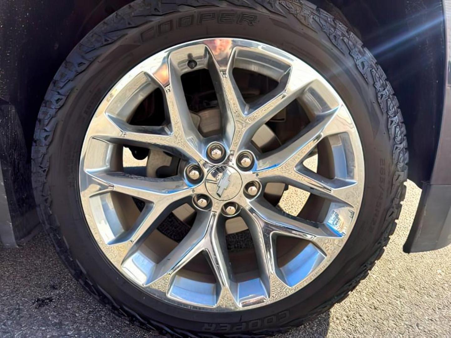 2018 GRAY /Jet Black Chevrolet Tahoe (1GNSKBKCXJR) with an EcoTec3 53L V-8 gasoline direct injection engine, Automatic transmission, located at 1175 N Woodruff Ave, Idaho Falls, ID, 83401, 43.506901, -111.999657 - Photo#13
