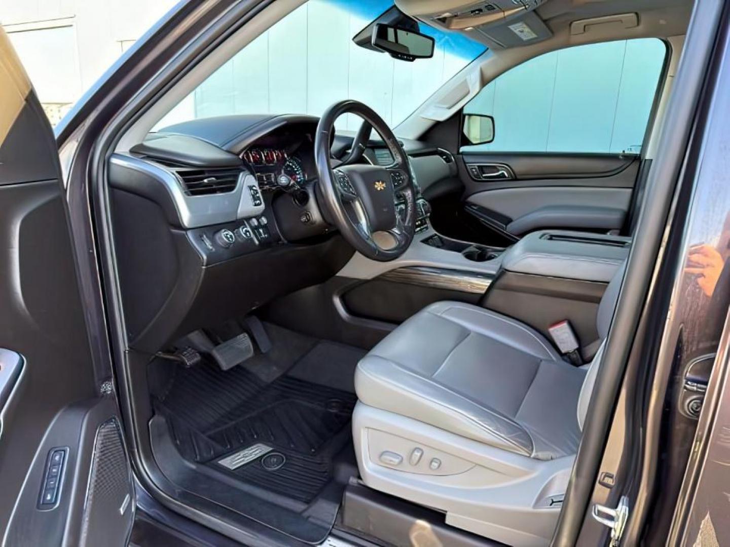 2018 GRAY /Jet Black Chevrolet Tahoe (1GNSKBKCXJR) with an EcoTec3 53L V-8 gasoline direct injection engine, Automatic transmission, located at 1175 N Woodruff Ave, Idaho Falls, ID, 83401, 43.506901, -111.999657 - Photo#14