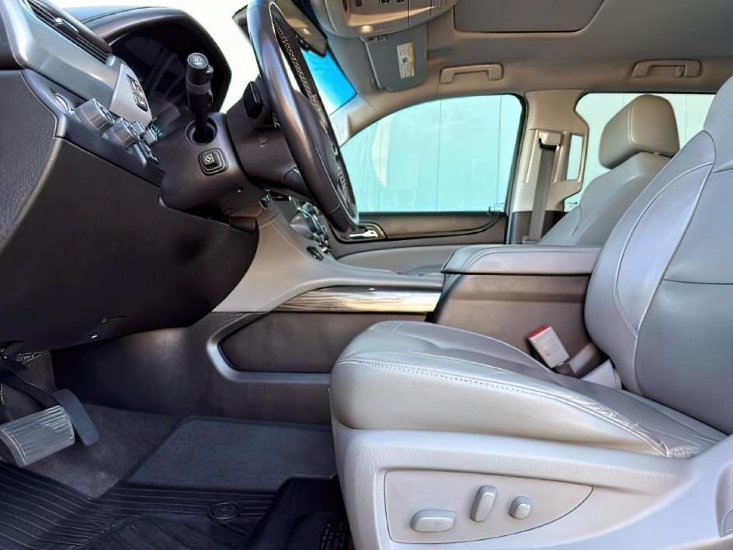 2018 GRAY /Jet Black Chevrolet Tahoe (1GNSKBKCXJR) with an EcoTec3 53L V-8 gasoline direct injection engine, Automatic transmission, located at 1175 N Woodruff Ave, Idaho Falls, ID, 83401, 43.506901, -111.999657 - Photo#15
