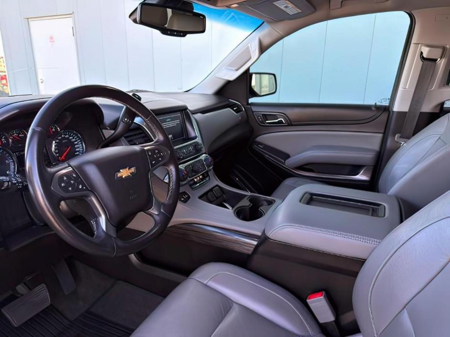 2018 GRAY /Jet Black Chevrolet Tahoe (1GNSKBKCXJR) with an EcoTec3 53L V-8 gasoline direct injection engine, Automatic transmission, located at 1175 N Woodruff Ave, Idaho Falls, ID, 83401, 43.506901, -111.999657 - Photo#16