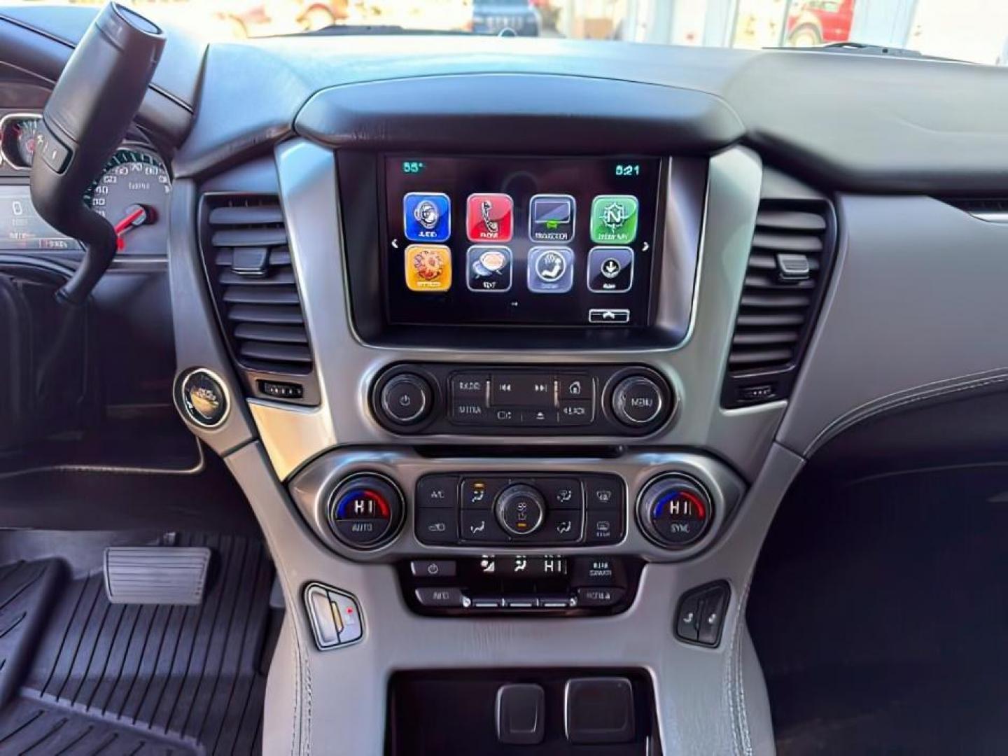 2018 GRAY /Jet Black Chevrolet Tahoe (1GNSKBKCXJR) with an EcoTec3 53L V-8 gasoline direct injection engine, Automatic transmission, located at 1175 N Woodruff Ave, Idaho Falls, ID, 83401, 43.506901, -111.999657 - Photo#18