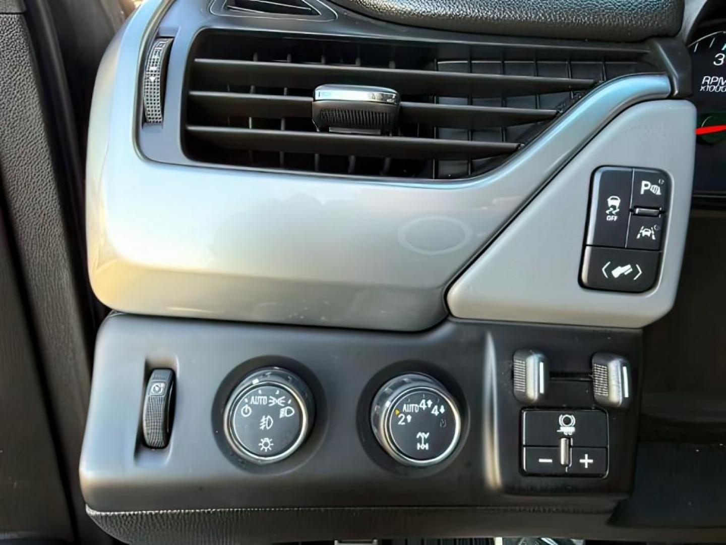 2018 GRAY /Jet Black Chevrolet Tahoe (1GNSKBKCXJR) with an EcoTec3 53L V-8 gasoline direct injection engine, Automatic transmission, located at 1175 N Woodruff Ave, Idaho Falls, ID, 83401, 43.506901, -111.999657 - Photo#22