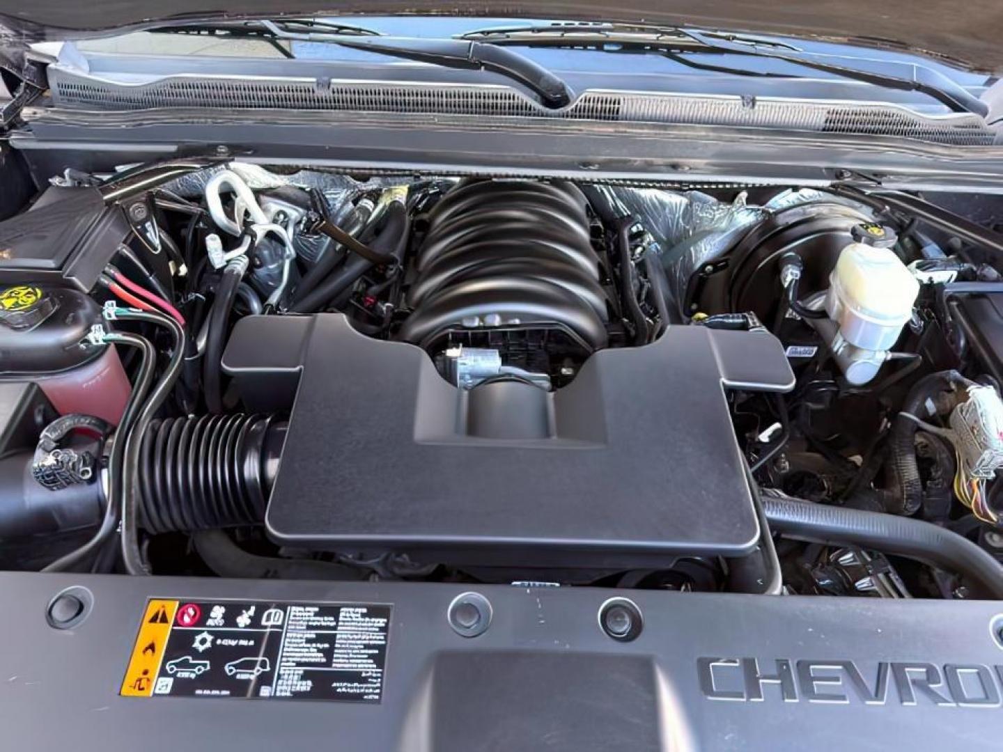 2018 GRAY /Jet Black Chevrolet Tahoe (1GNSKBKCXJR) with an EcoTec3 53L V-8 gasoline direct injection engine, Automatic transmission, located at 1175 N Woodruff Ave, Idaho Falls, ID, 83401, 43.506901, -111.999657 - Photo#28
