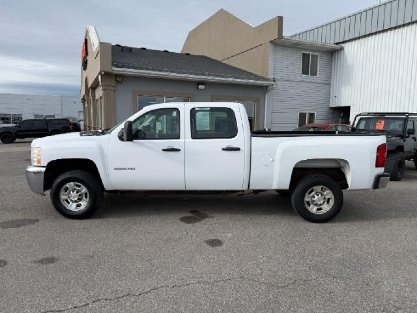 2010 WHITE /Dark Titanium Chevrolet Silverado 2500HD (1GC4KVBG7AF) with an Vortec 6L V-8 variable valve control engine, Automatic transmission, located at 1175 N Woodruff Ave, Idaho Falls, ID, 83401, 43.506901, -111.999657 - Photo#23