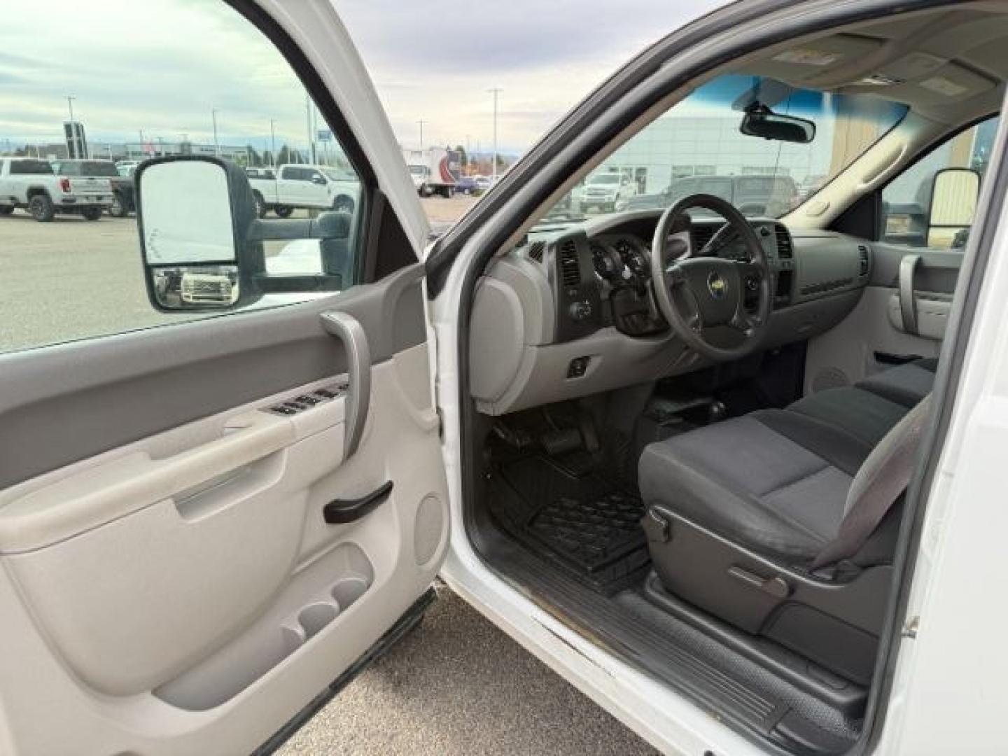 2010 WHITE /Dark Titanium Chevrolet Silverado 2500HD (1GC4KVBG7AF) with an Vortec 6L V-8 variable valve control engine, Automatic transmission, located at 1175 N Woodruff Ave, Idaho Falls, ID, 83401, 43.506901, -111.999657 - Photo#32