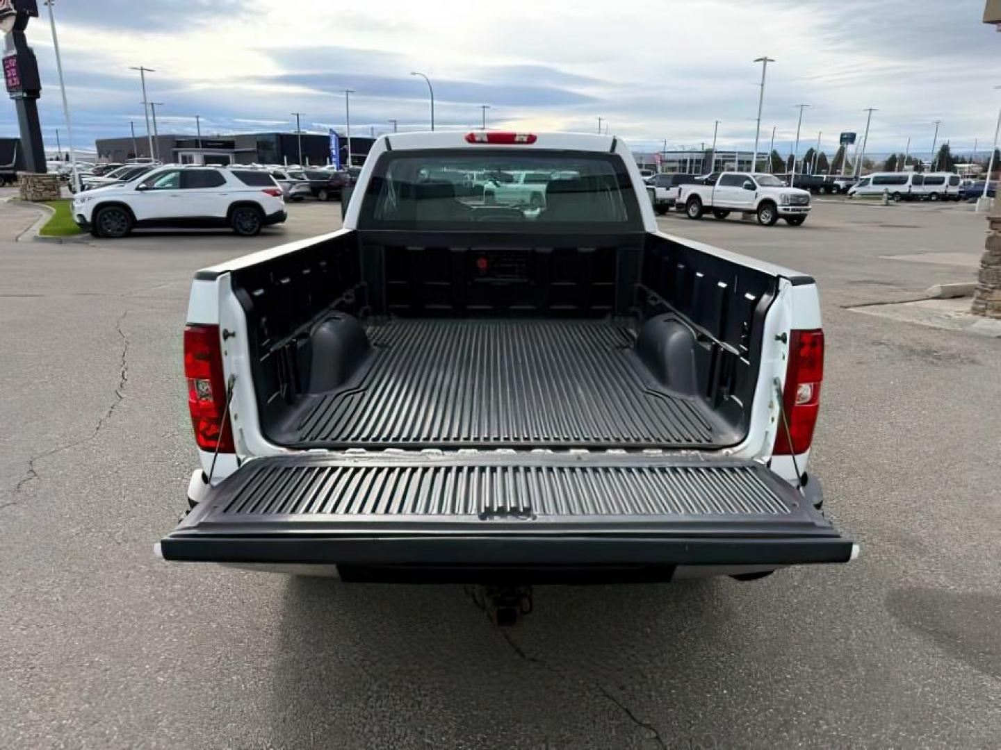 2010 WHITE /Dark Titanium Chevrolet Silverado 2500HD (1GC4KVBG7AF) with an Vortec 6L V-8 variable valve control engine, Automatic transmission, located at 1175 N Woodruff Ave, Idaho Falls, ID, 83401, 43.506901, -111.999657 - Photo#4