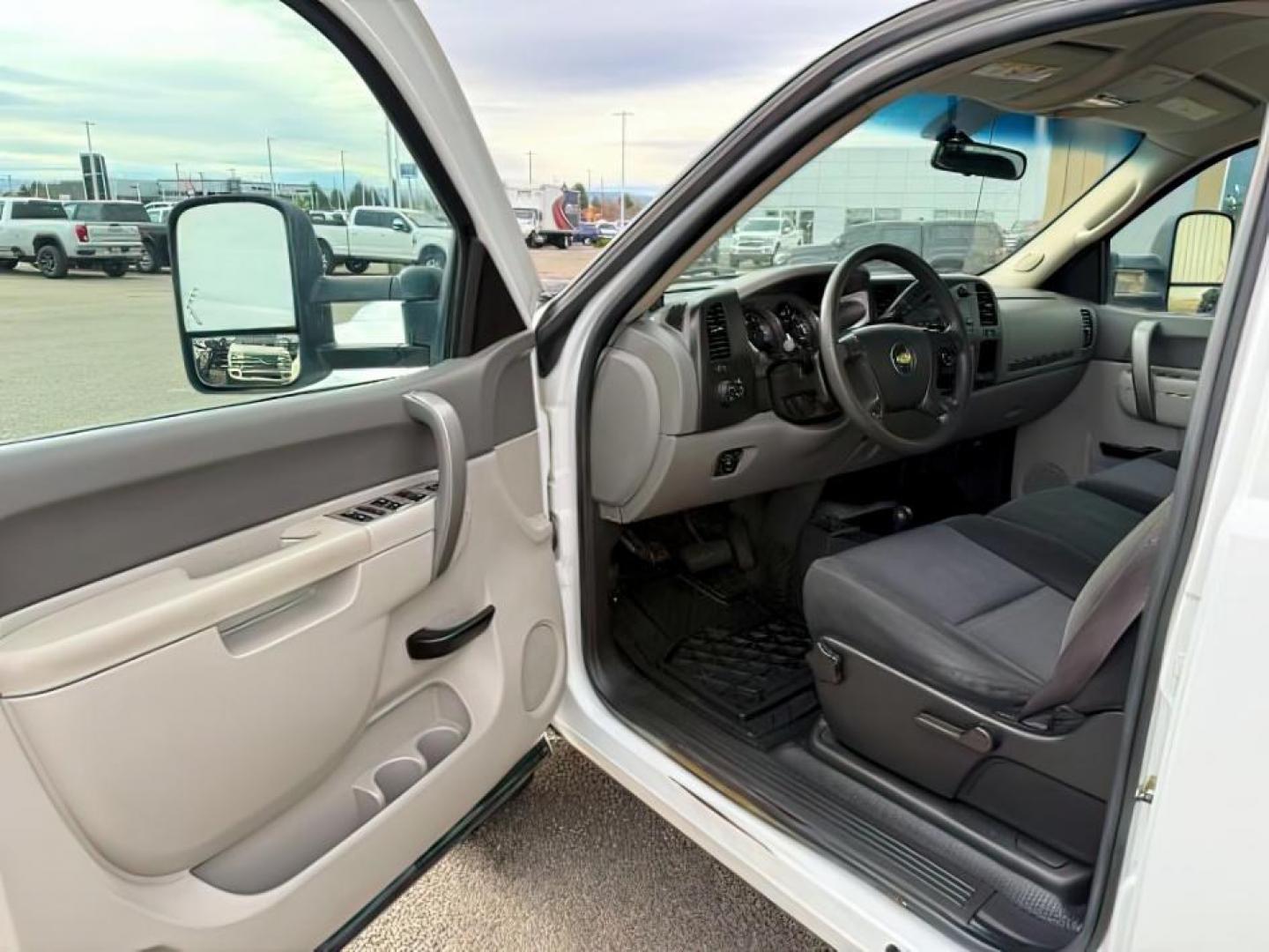 2010 WHITE /Dark Titanium Chevrolet Silverado 2500HD (1GC4KVBG7AF) with an Vortec 6L V-8 variable valve control engine, Automatic transmission, located at 1175 N Woodruff Ave, Idaho Falls, ID, 83401, 43.506901, -111.999657 - Photo#10