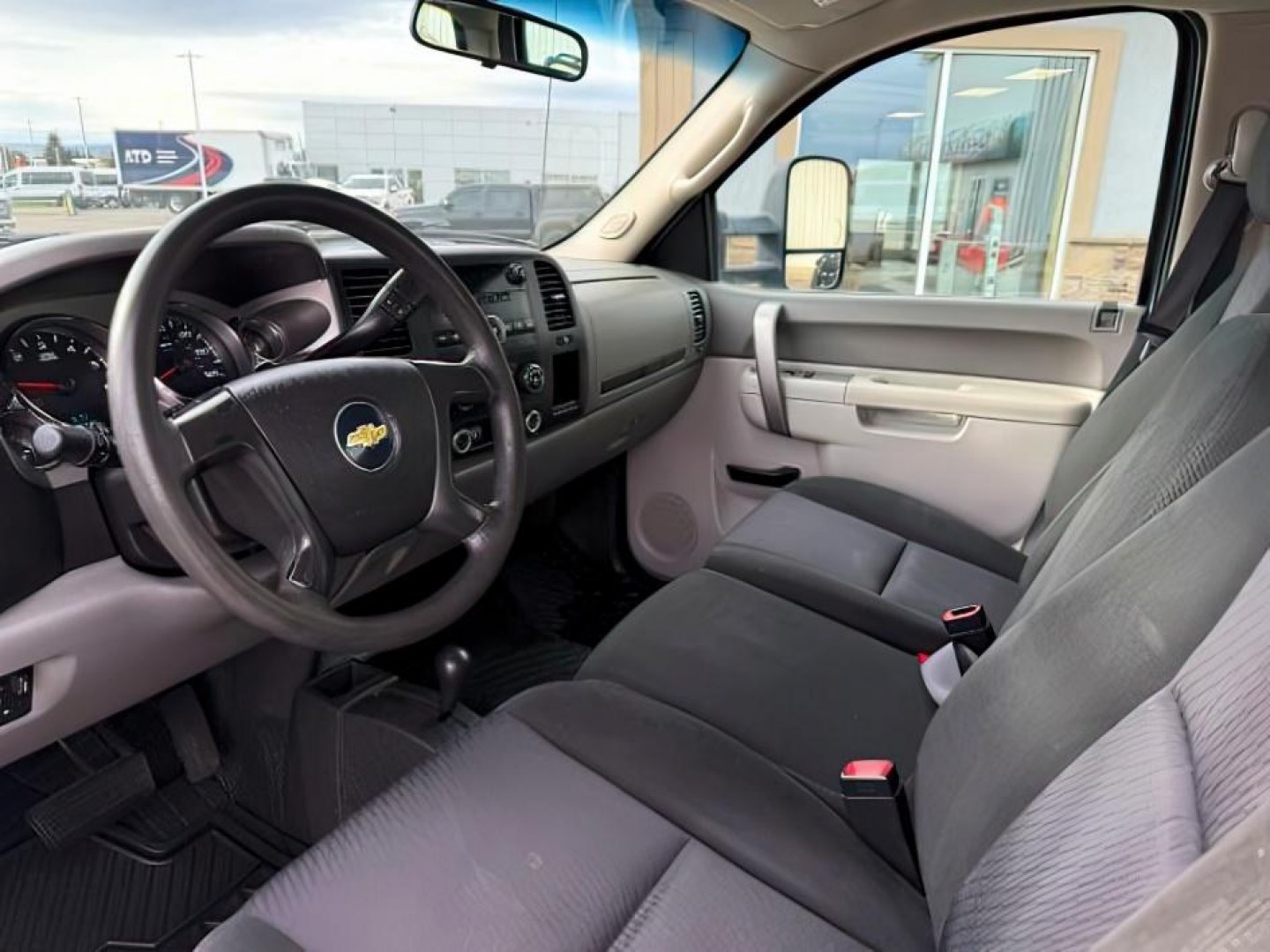 2010 WHITE /Dark Titanium Chevrolet Silverado 2500HD (1GC4KVBG7AF) with an Vortec 6L V-8 variable valve control engine, Automatic transmission, located at 1175 N Woodruff Ave, Idaho Falls, ID, 83401, 43.506901, -111.999657 - Photo#12