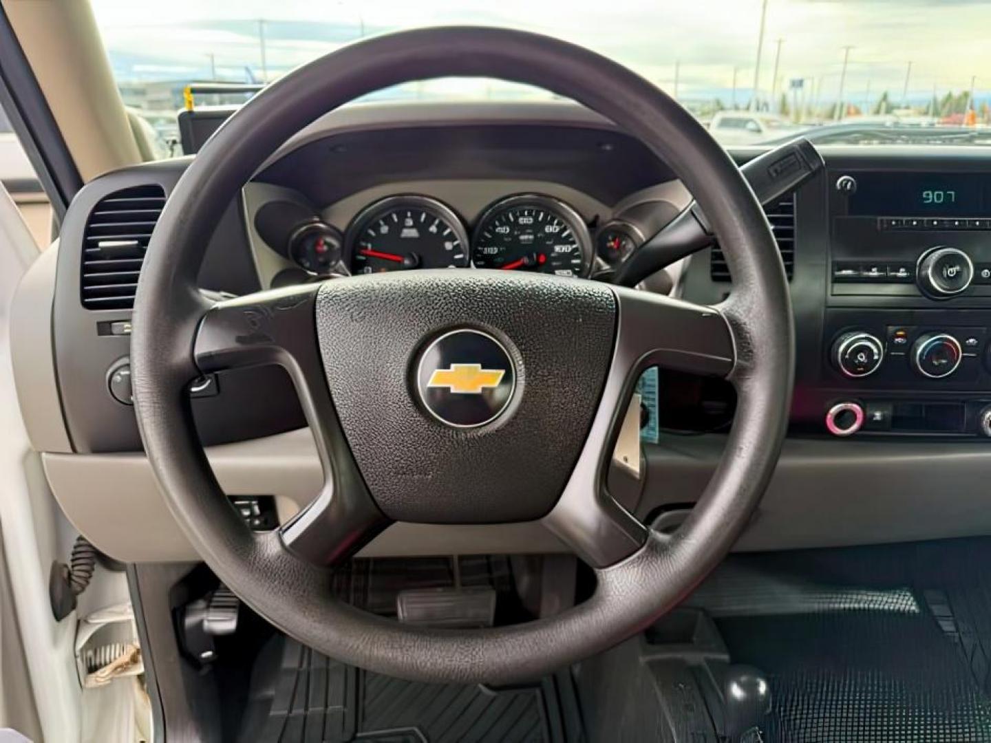 2010 WHITE /Dark Titanium Chevrolet Silverado 2500HD (1GC4KVBG7AF) with an Vortec 6L V-8 variable valve control engine, Automatic transmission, located at 1175 N Woodruff Ave, Idaho Falls, ID, 83401, 43.506901, -111.999657 - Photo#13