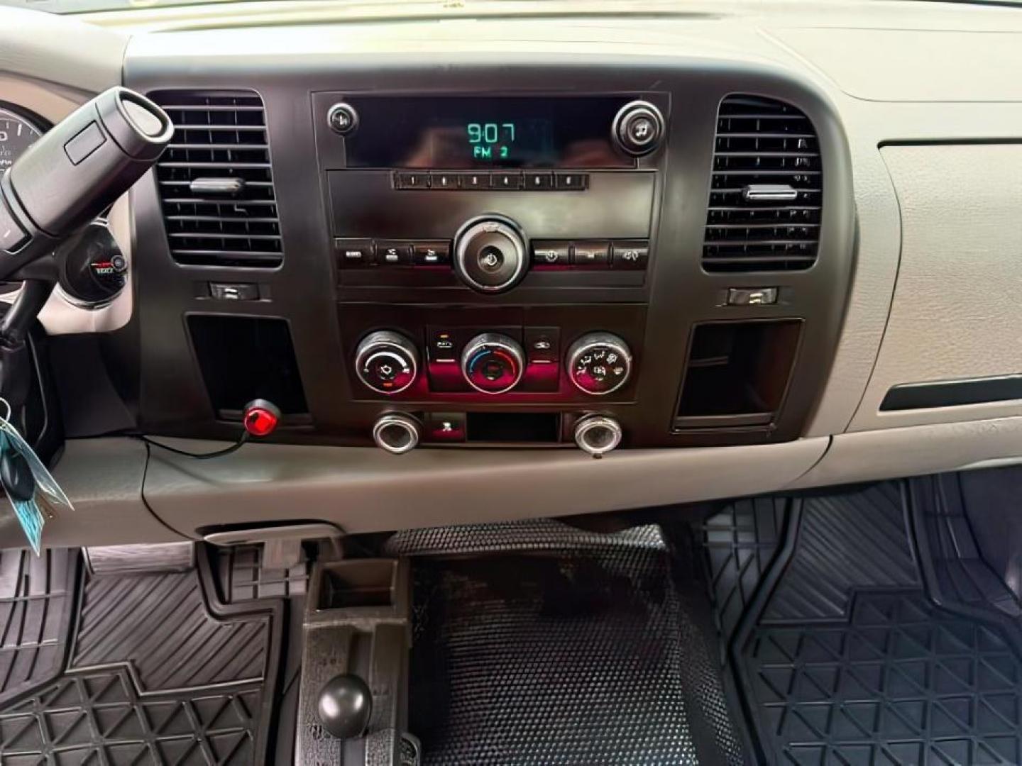 2010 WHITE /Dark Titanium Chevrolet Silverado 2500HD (1GC4KVBG7AF) with an Vortec 6L V-8 variable valve control engine, Automatic transmission, located at 1175 N Woodruff Ave, Idaho Falls, ID, 83401, 43.506901, -111.999657 - Photo#14