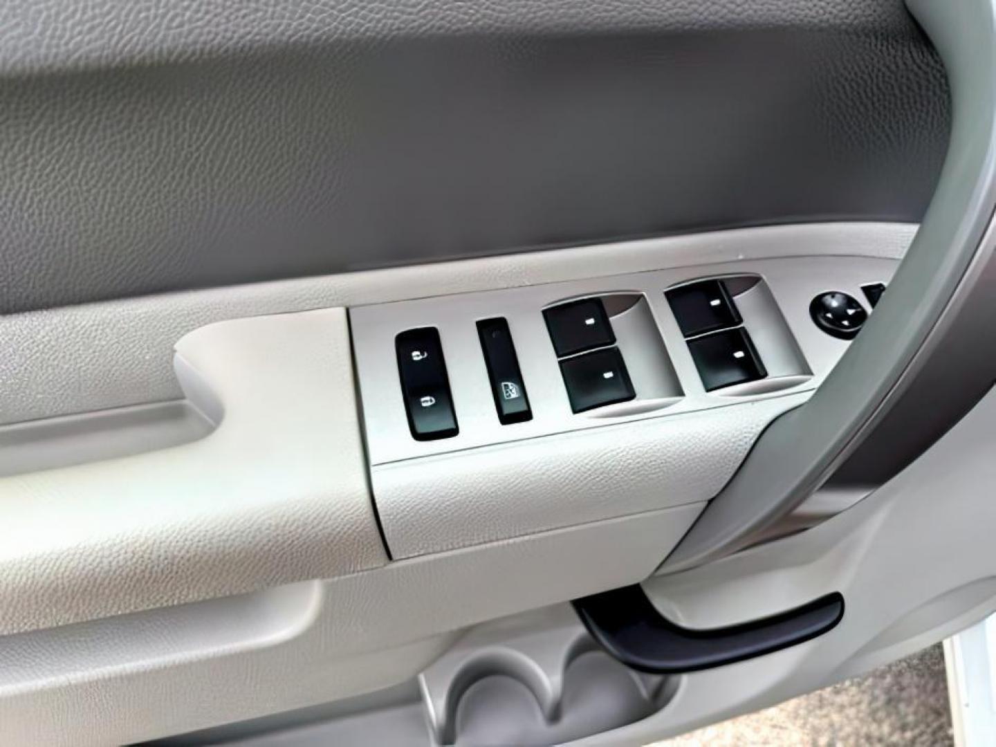 2010 WHITE /Dark Titanium Chevrolet Silverado 2500HD (1GC4KVBG7AF) with an Vortec 6L V-8 variable valve control engine, Automatic transmission, located at 1175 N Woodruff Ave, Idaho Falls, ID, 83401, 43.506901, -111.999657 - Photo#18