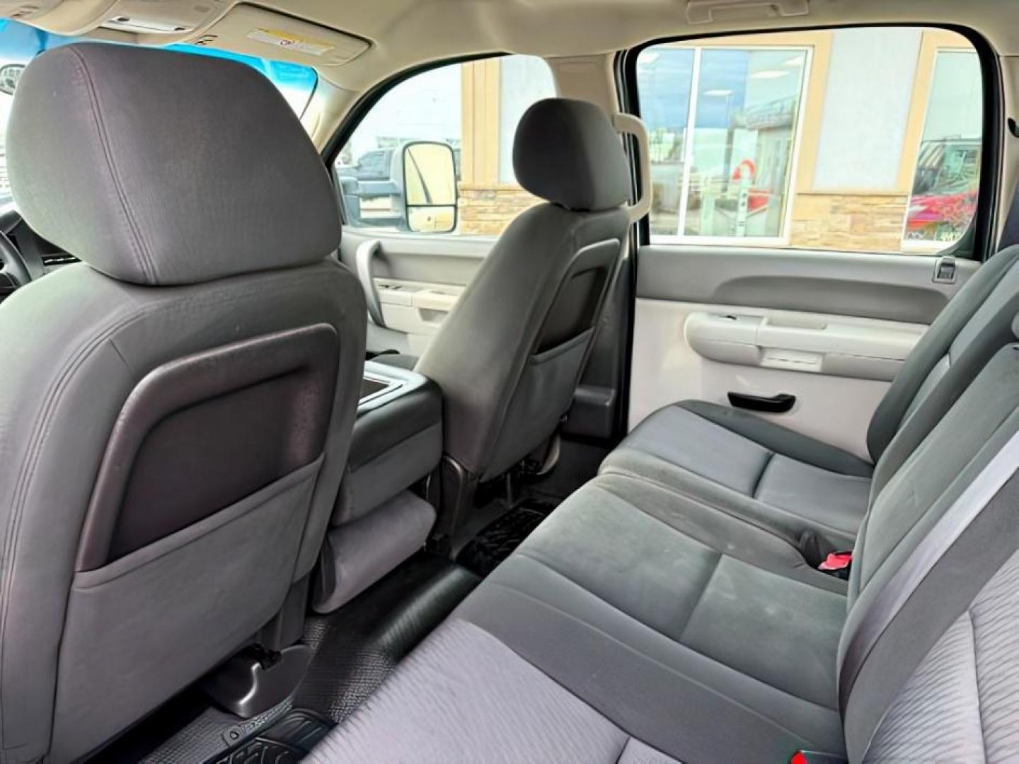 2010 WHITE /Dark Titanium Chevrolet Silverado 2500HD (1GC4KVBG7AF) with an Vortec 6L V-8 variable valve control engine, Automatic transmission, located at 1175 N Woodruff Ave, Idaho Falls, ID, 83401, 43.506901, -111.999657 - Photo#20