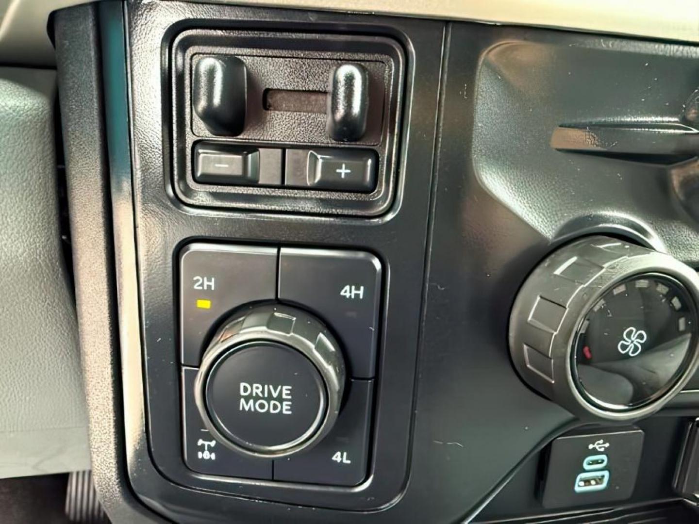 2024 WHITE /Medium Dark Slate Ford F-350 (1FT8W3BT0RE) with an Powerstroke 67L V-8 diesel direct injection engine, Automatic transmission, located at 1175 N Woodruff Ave, Idaho Falls, ID, 83401, 43.506901, -111.999657 - At Timberline Auto, finding a great deal on your next vehicle is always easy! Our experienced sales staff's goal is to help find you the right vehicle at the right price! Our knowledgeable finance department has options for almost any credit score. We offer extended service contract options to prote - Photo#17