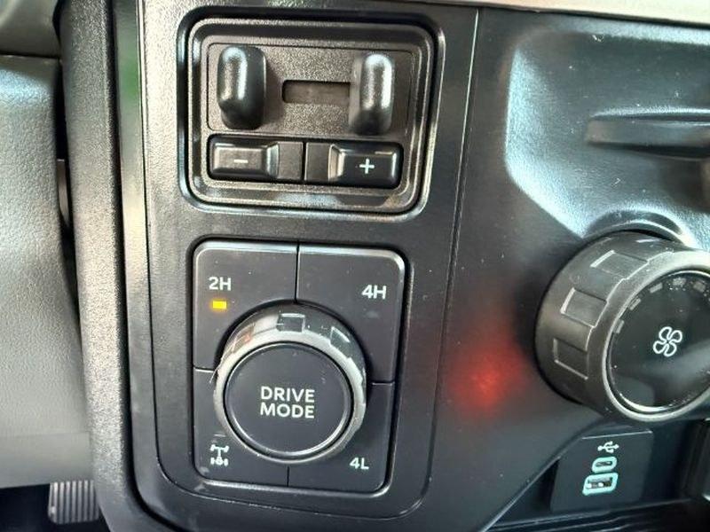 2024 Oxford White /Medium Dark Slate Ford F-350 XLT (1FT8W3BT0RE) with an V8, 6.7L engine, 10-speed automatic transmission, located at 1175 N Woodruff Ave, Idaho Falls, ID, 83401, 43.506901, -111.999657 - <b>Vehicle Details</b><br>Take on demanding jobs and weekend adventures in this pre-owned 2024 Ford F-350 Super Duty XLT, now available in Idaho Falls, ID. With 41,050 miles, this heavy-duty pickup delivers the strength, capability, and refinement truck buyers want. Powered by a legendary 6.7L V8 Di- Photo#17