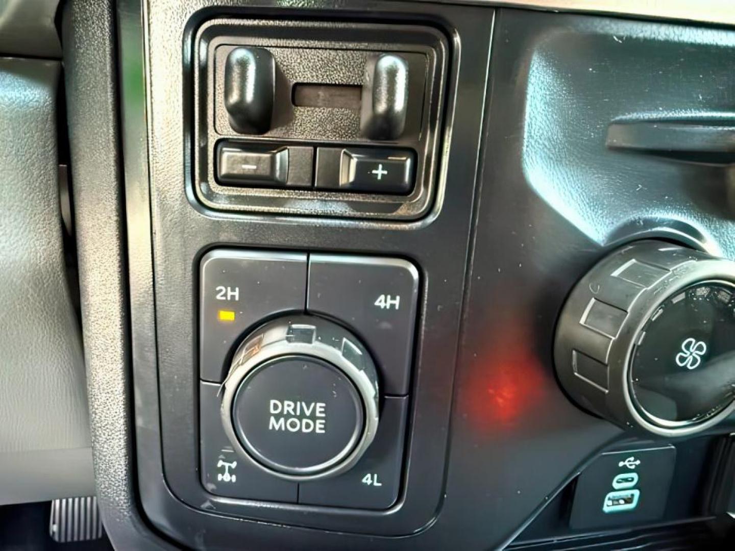 2024 WHITE /Medium Dark Slate Ford F-350 (1FT8W3BT0RE) with an Powerstroke 67L V-8 diesel direct injection engine, Automatic transmission, located at 1175 N Woodruff Ave, Idaho Falls, ID, 83401, 43.506901, -111.999657 - At Timberline Auto, finding a great deal on your next vehicle is always easy! Our experienced sales staff's goal is to help find you the right vehicle at the right price! Our knowledgeable finance department has options for almost any credit score. We offer extended service contract options to prote - Photo#18