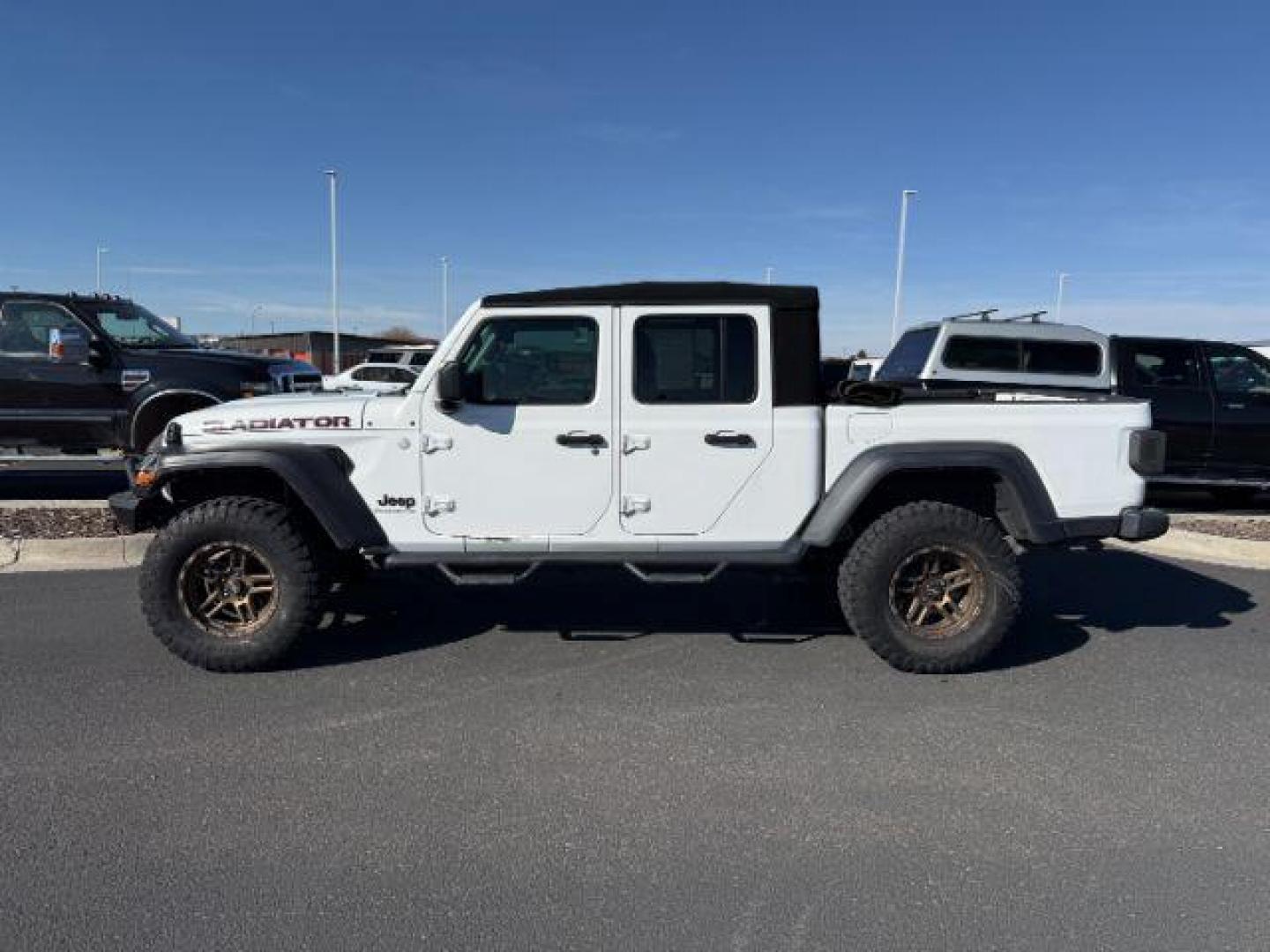 2020 WHITE /Black Jeep Gladiator (1C6HJTAG9LL) with an 36L V-6 DOHC engine, Automatic transmission, located at 1175 N Woodruff Ave, Idaho Falls, ID, 83401, 43.506901, -111.999657 - At Timberline Auto, finding a great deal on your next vehicle is always easy! Our experienced sales staff's goal is to help find you the right vehicle at the right price! Our knowledgeable finance department has options for almost any credit score. We offer extended service contract options to prote - Photo#1