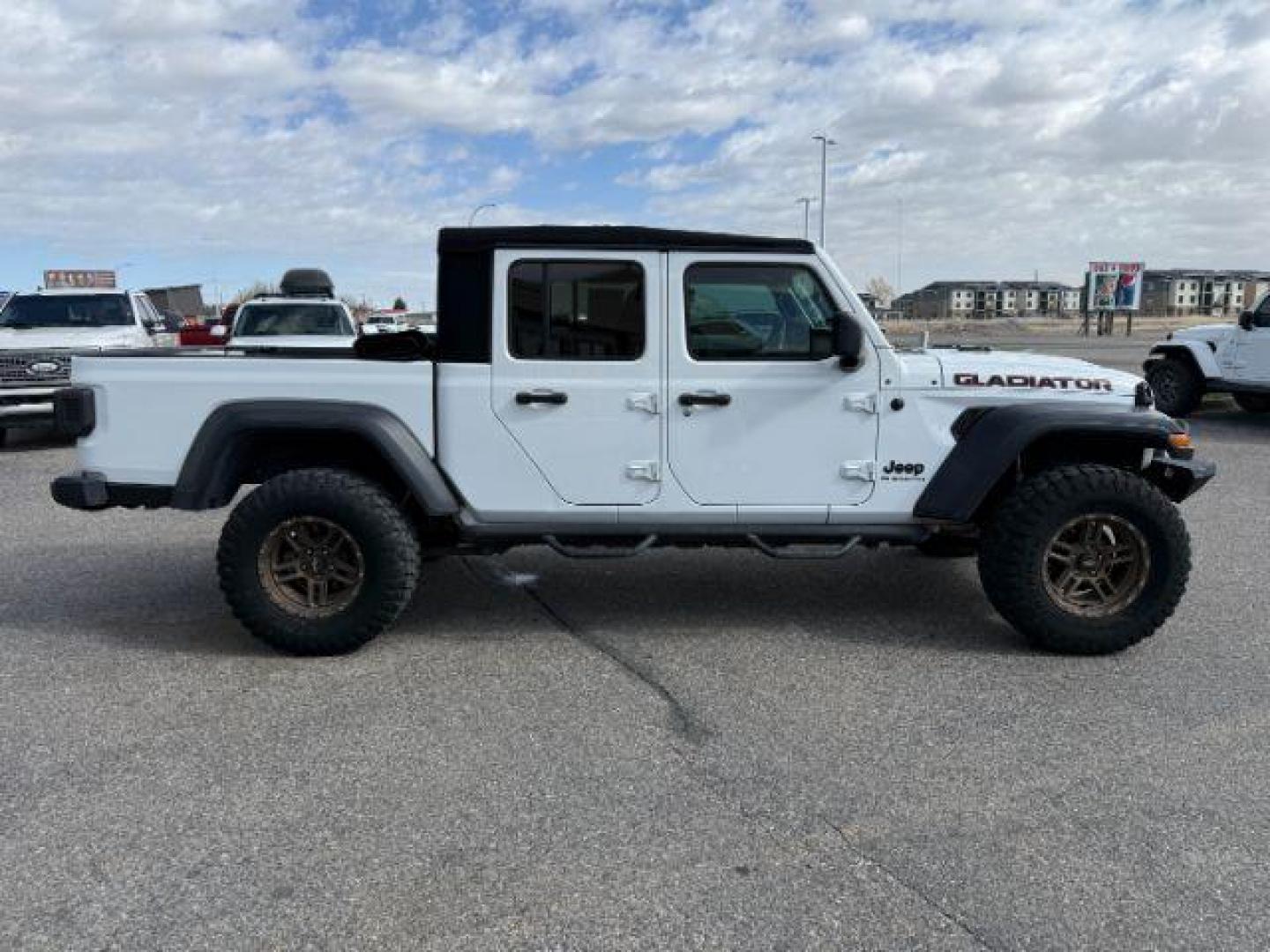 2020 WHITE /Black Jeep Gladiator Sport S 4x4 (1C6HJTAG9LL) with an 3.6L V-6 DOHC engine, AUTOMATIC transmission, located at 1235 N Woodruff Ave., Idaho Falls, 83401, (208) 523-1053, 43.507172, -112.000488 - At Timberline Auto, finding a great deal on your next vehicle is always easy! Our experienced sales staff's goal is to help find you the right vehicle at the right price! Our knowledgeable finance department has options for almost any credit score. We offer extended service contract options to prote - Photo#32