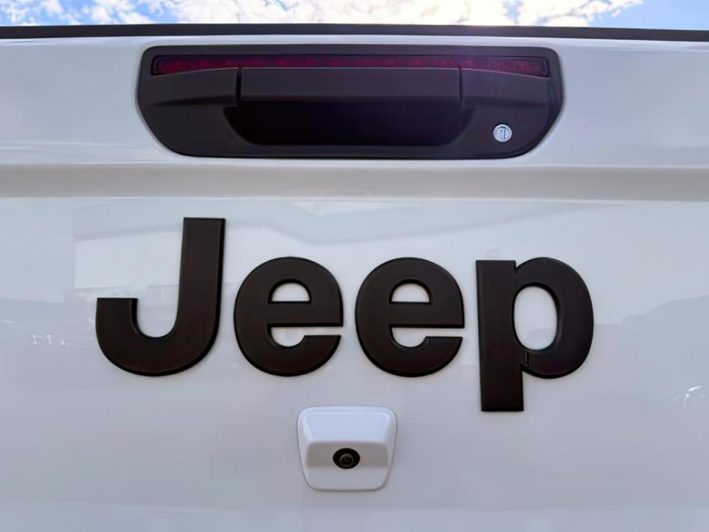 2020 WHITE /Black Jeep Gladiator Sport S 4x4 (1C6HJTAG9LL) with an 3.6L V-6 DOHC engine, AUTOMATIC transmission, located at 1235 N Woodruff Ave., Idaho Falls, 83401, (208) 523-1053, 43.507172, -112.000488 - At Timberline Auto, finding a great deal on your next vehicle is always easy! Our experienced sales staff's goal is to help find you the right vehicle at the right price! Our knowledgeable finance department has options for almost any credit score. We offer extended service contract options to prote - Photo#4