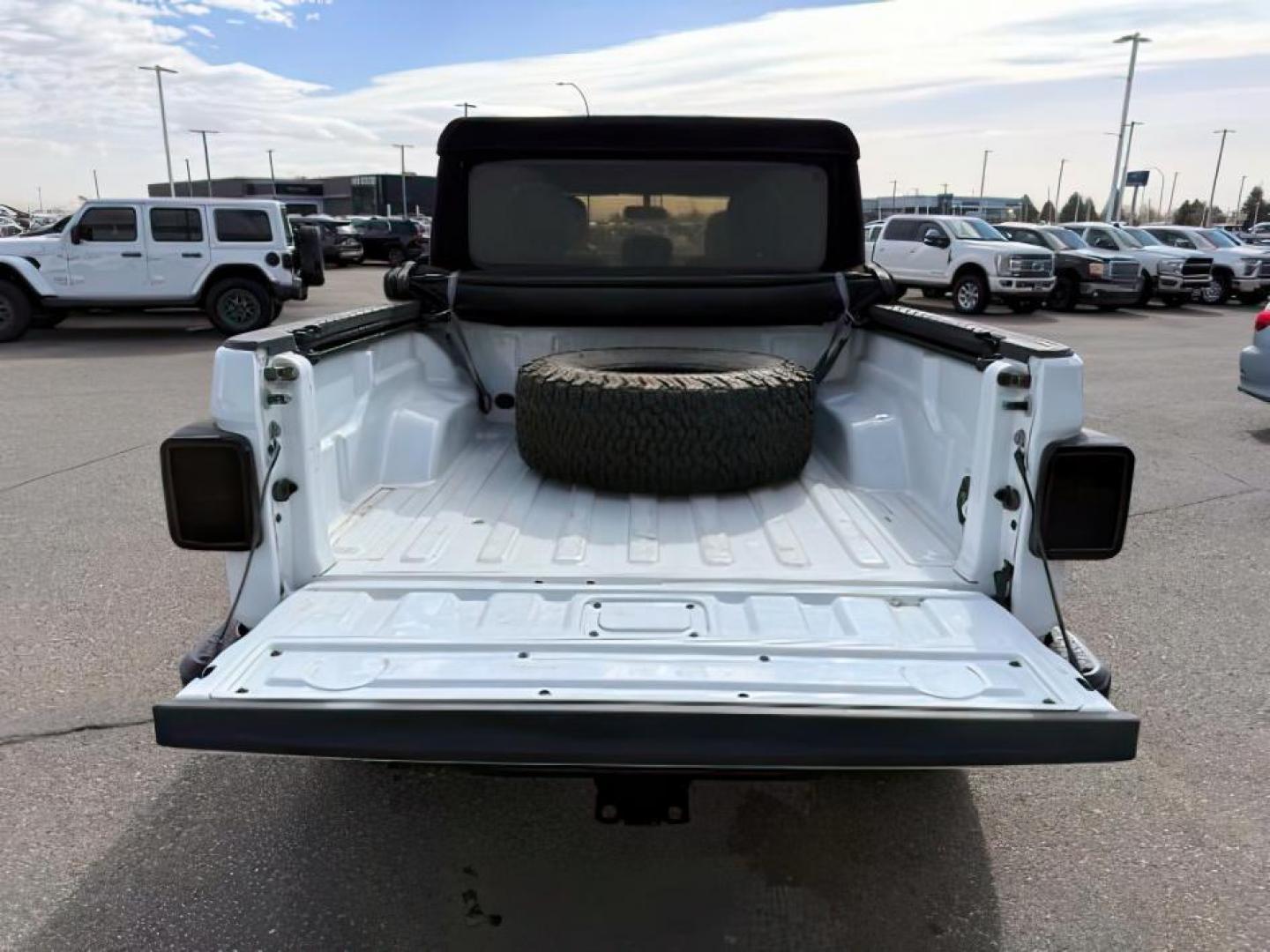 2020 WHITE /Black Jeep Gladiator Sport S 4x4 (1C6HJTAG9LL) with an 3.6L V-6 DOHC engine, AUTOMATIC transmission, located at 1235 N Woodruff Ave., Idaho Falls, 83401, (208) 523-1053, 43.507172, -112.000488 - At Timberline Auto, finding a great deal on your next vehicle is always easy! Our experienced sales staff's goal is to help find you the right vehicle at the right price! Our knowledgeable finance department has options for almost any credit score. We offer extended service contract options to prote - Photo#5