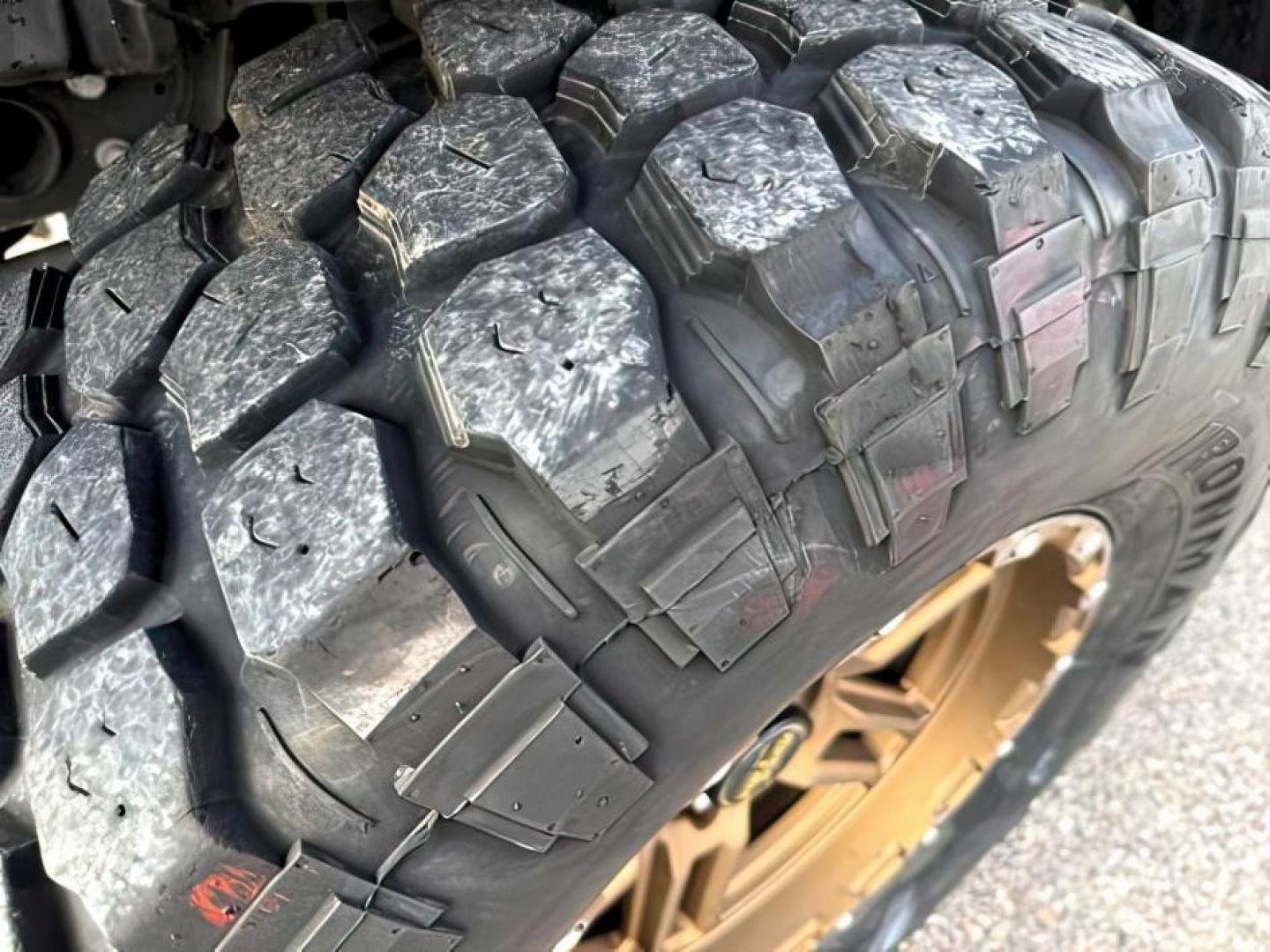 2020 WHITE /Black Jeep Gladiator Sport S 4x4 (1C6HJTAG9LL) with an 3.6L V-6 DOHC engine, AUTOMATIC transmission, located at 1235 N Woodruff Ave., Idaho Falls, 83401, (208) 523-1053, 43.507172, -112.000488 - At Timberline Auto, finding a great deal on your next vehicle is always easy! Our experienced sales staff's goal is to help find you the right vehicle at the right price! Our knowledgeable finance department has options for almost any credit score. We offer extended service contract options to prote - Photo#10