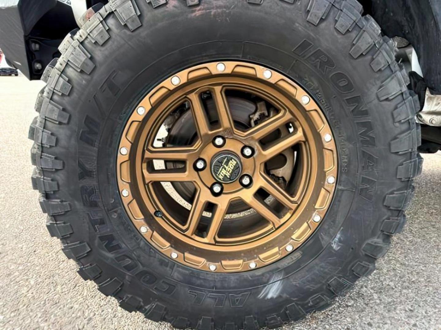 2020 WHITE /Black Jeep Gladiator Sport S 4x4 (1C6HJTAG9LL) with an 3.6L V-6 DOHC engine, AUTOMATIC transmission, located at 1235 N Woodruff Ave., Idaho Falls, 83401, (208) 523-1053, 43.507172, -112.000488 - At Timberline Auto, finding a great deal on your next vehicle is always easy! Our experienced sales staff's goal is to help find you the right vehicle at the right price! Our knowledgeable finance department has options for almost any credit score. We offer extended service contract options to prote - Photo#11