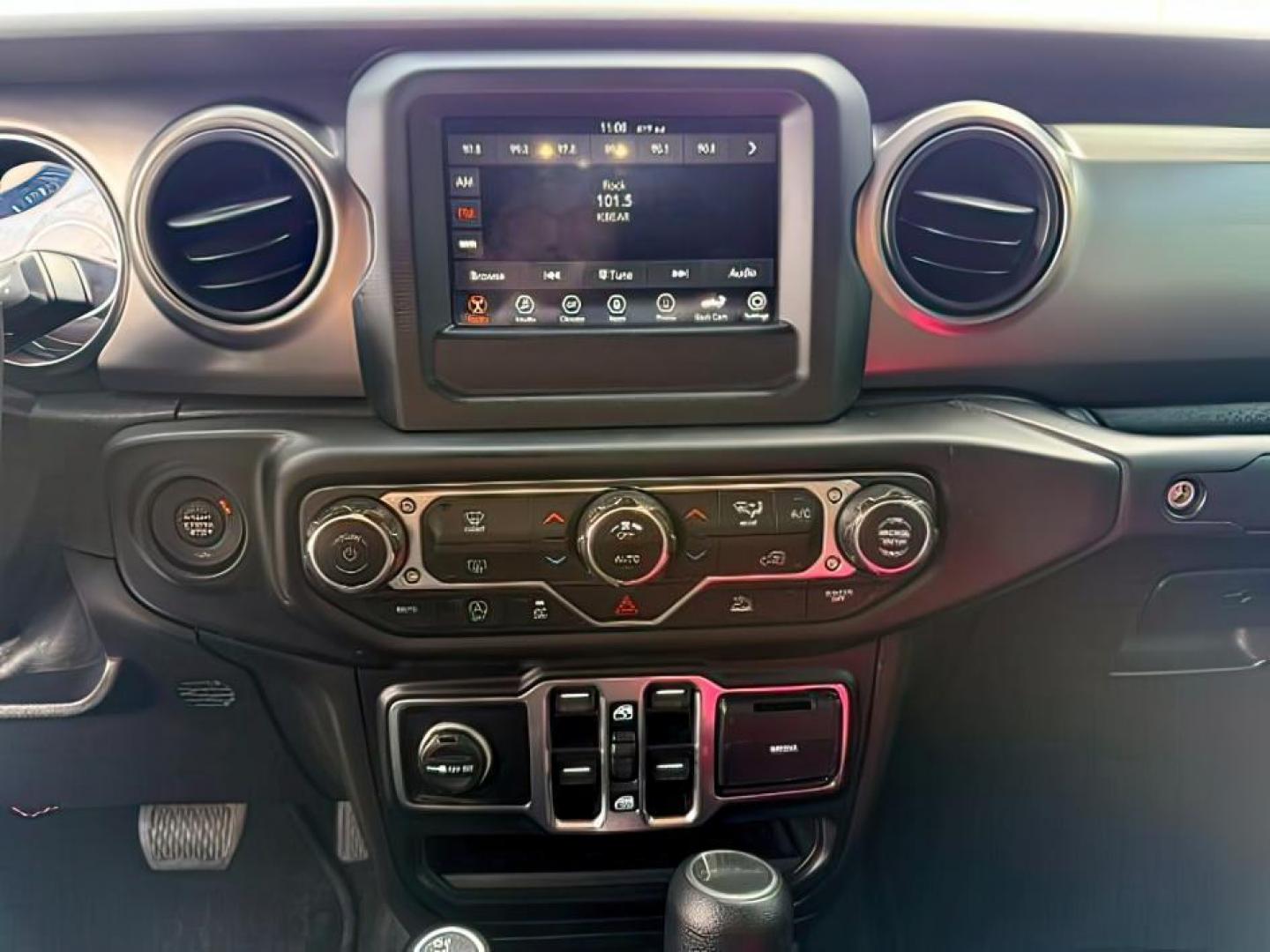 2020 WHITE /Black Jeep Gladiator Sport S 4x4 (1C6HJTAG9LL) with an 3.6L V-6 DOHC engine, AUTOMATIC transmission, located at 1235 N Woodruff Ave., Idaho Falls, 83401, (208) 523-1053, 43.507172, -112.000488 - At Timberline Auto, finding a great deal on your next vehicle is always easy! Our experienced sales staff's goal is to help find you the right vehicle at the right price! Our knowledgeable finance department has options for almost any credit score. We offer extended service contract options to prote - Photo#16