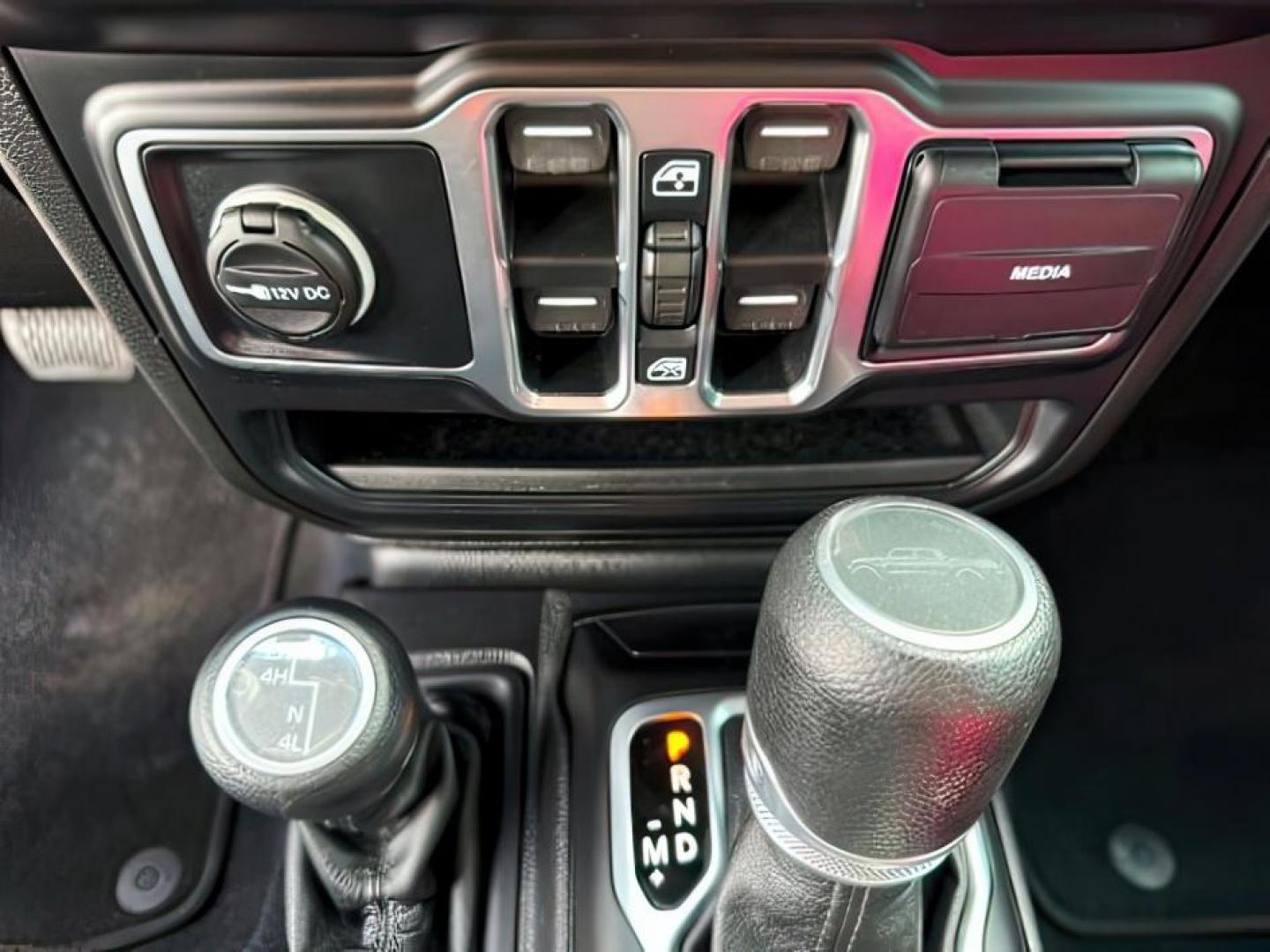 2020 WHITE /Black Jeep Gladiator Sport S 4x4 (1C6HJTAG9LL) with an 3.6L V-6 DOHC engine, AUTOMATIC transmission, located at 1235 N Woodruff Ave., Idaho Falls, 83401, (208) 523-1053, 43.507172, -112.000488 - At Timberline Auto, finding a great deal on your next vehicle is always easy! Our experienced sales staff's goal is to help find you the right vehicle at the right price! Our knowledgeable finance department has options for almost any credit score. We offer extended service contract options to prote - Photo#18