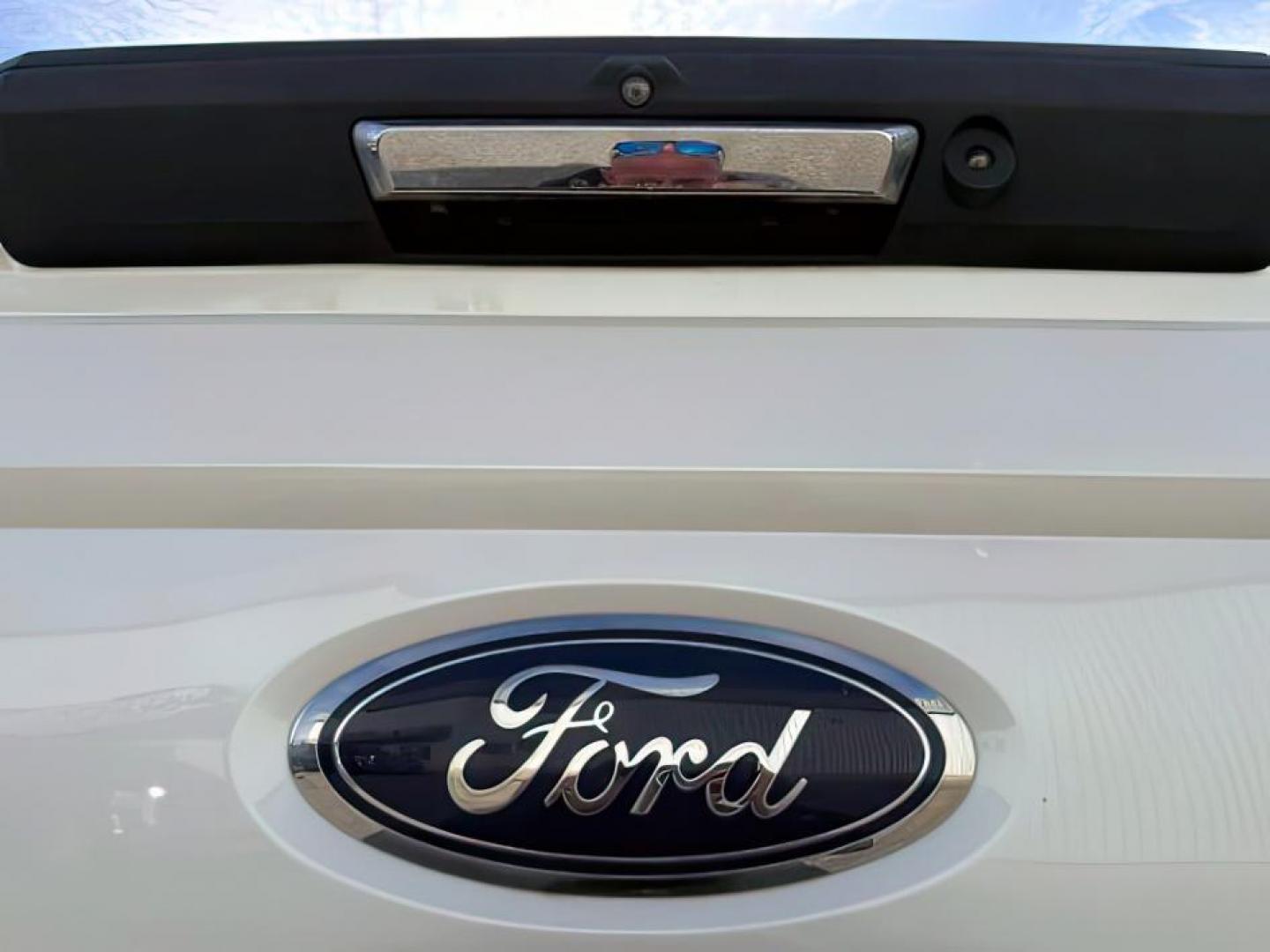 2019 WHITE /Black Ford F-250 LARIAT (1FT7W2BT2KE) with an Powerstroke 6.7L V-8 diesel direct injection engine, AUTOMATIC transmission, located at 1235 N Woodruff Ave., Idaho Falls, 83401, (208) 523-1053, 43.507172, -112.000488 - At Timberline Auto, finding a great deal on your next vehicle is always easy! Our experienced sales staff's goal is to help find you the right vehicle at the right price! Our knowledgeable finance department has options for almost any credit score. We offer extended service contract options to prote - Photo#4