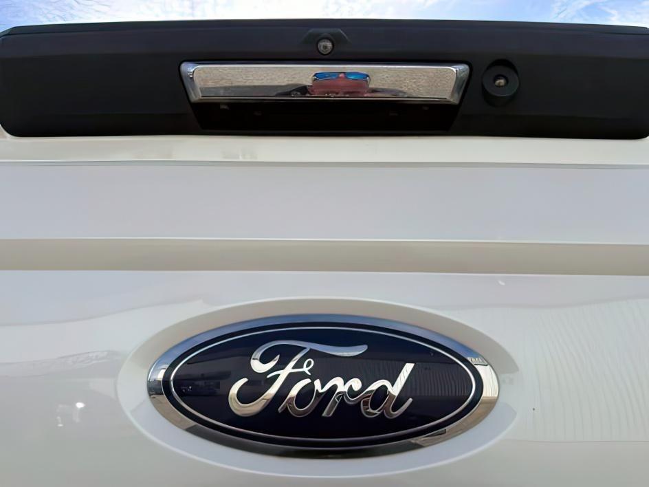 2019 WHITE /Black Ford F-250 LARIAT (1FT7W2BT2KE) with an Powerstroke 6.7L V-8 diesel direct injection engine, AUTOMATIC transmission, located at 1235 N Woodruff Ave., Idaho Falls, 83401, (208) 523-1053, 43.507172, -112.000488 - Clean, confident, and built with purpose, this 2019 Ford F-250 Super Duty brings serious diesel strength with its 6.7L Power Stroke under the hood, ready for demanding towing and heavy hauling. The bed cover adds secure, weather-protected storage that keeps gear and tools locked down and organized,- Photo#4