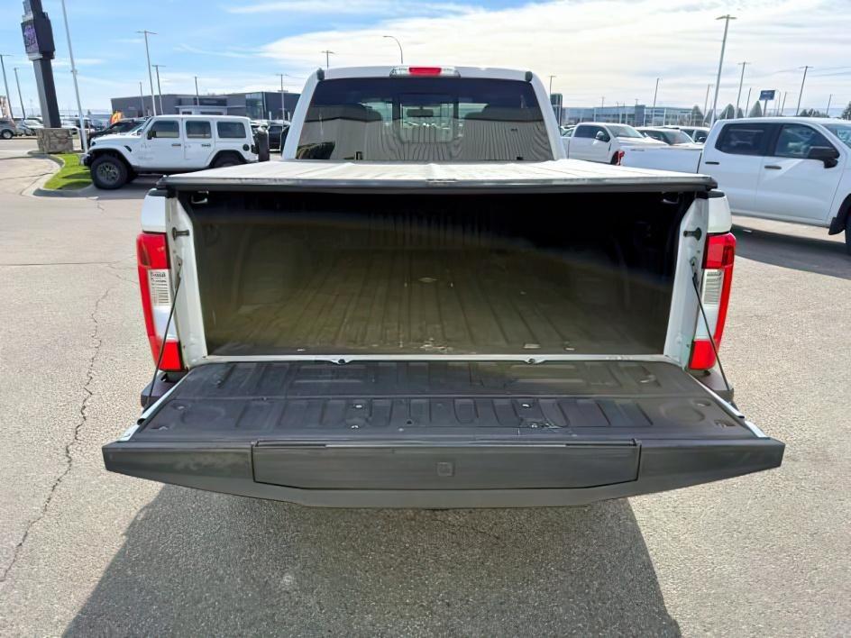 2019 WHITE /Black Ford F-250 LARIAT (1FT7W2BT2KE) with an Powerstroke 6.7L V-8 diesel direct injection engine, AUTOMATIC transmission, located at 1235 N Woodruff Ave., Idaho Falls, 83401, (208) 523-1053, 43.507172, -112.000488 - Clean, confident, and built with purpose, this 2019 Ford F-250 Super Duty brings serious diesel strength with its 6.7L Power Stroke under the hood, ready for demanding towing and heavy hauling. The bed cover adds secure, weather-protected storage that keeps gear and tools locked down and organized,- Photo#5