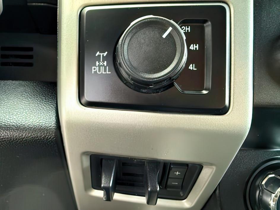 2019 WHITE /Black Ford F-250 LARIAT (1FT7W2BT2KE) with an Powerstroke 6.7L V-8 diesel direct injection engine, AUTOMATIC transmission, located at 1235 N Woodruff Ave., Idaho Falls, 83401, (208) 523-1053, 43.507172, -112.000488 - Clean, confident, and built with purpose, this 2019 Ford F-250 Super Duty brings serious diesel strength with its 6.7L Power Stroke under the hood, ready for demanding towing and heavy hauling. The bed cover adds secure, weather-protected storage that keeps gear and tools locked down and organized,- Photo#19