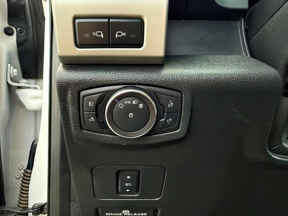 2019 WHITE /Black Ford F-250 LARIAT (1FT7W2BT2KE) with an Powerstroke 6.7L V-8 diesel direct injection engine, AUTOMATIC transmission, located at 1235 N Woodruff Ave., Idaho Falls, 83401, (208) 523-1053, 43.507172, -112.000488 - Clean, confident, and built with purpose, this 2019 Ford F-250 Super Duty brings serious diesel strength with its 6.7L Power Stroke under the hood, ready for demanding towing and heavy hauling. The bed cover adds secure, weather-protected storage that keeps gear and tools locked down and organized,- Photo#21