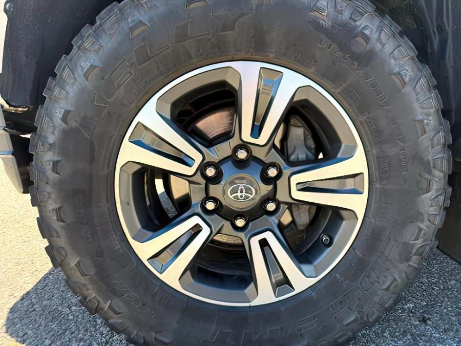 2016 Super White /Hickory Toyota Tacoma (5TFHZ5BN0GX) with an 35L V-6 portdirect injection engine, Automatic transmission, located at 1175 N Woodruff Ave, Idaho Falls, ID, 83401, 43.506901, -111.999657 - At Timberline Auto, finding a great deal on your next vehicle is always easy! Our experienced sales staff's goal is to help find you the right vehicle at the right price! Our knowledgeable finance department has options for almost any credit score. We offer extended service contract options to prote- Photo#11
