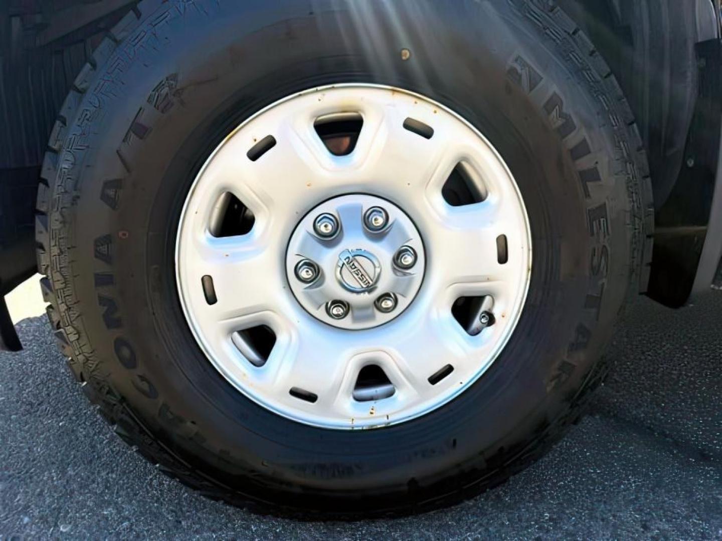 2016 GRAY /Black Nissan TITAN XD SV Diesel (1N6BA1F32GN) with an 5L V-8 diesel direct injection engine, AUTOMATIC transmission, located at 1235 N Woodruff Ave., Idaho Falls, 83401, (208) 523-1053, 43.507172, -112.000488 - At Timberline Auto, finding a great deal on your next vehicle is always easy! Our experienced sales staff's goal is to help find you the right vehicle at the right price! Our knowledgeable finance department has options for almost any credit score. We offer extended service contract options to prote - Photo#10