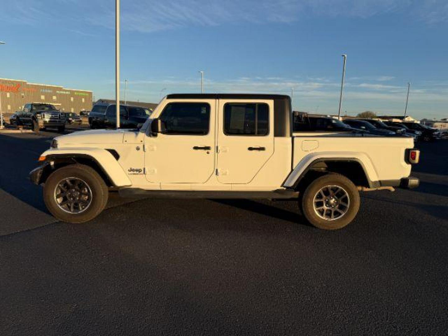 2022 WHITE /Black Jeep Gladiator Overland 4x4 (1C6HJTFG9NL) with an 3.6L V-6 DOHC engine, AUTOMATIC transmission, located at 1235 N Woodruff Ave., Idaho Falls, 83401, (208) 523-1053, 43.507172, -112.000488 - At Timberline Auto, finding a great deal on your next vehicle is always easy! Our experienced sales staff's goal is to help find you the right vehicle at the right price! Our knowledgeable finance department has options for almost any credit score. We offer extended service contract options to prote - Photo#1